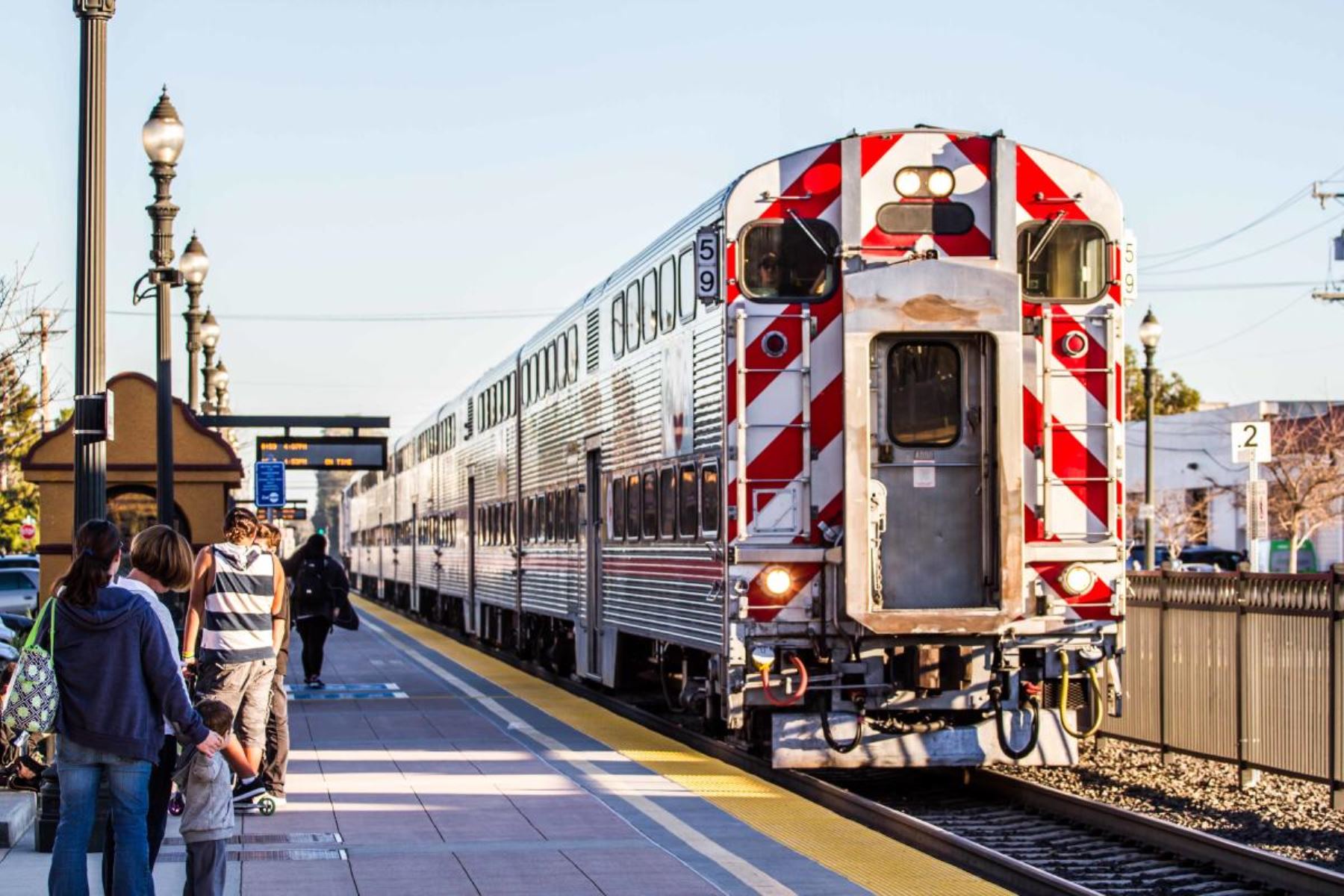 La noticia de un posible tren Lima a Chosica se dio a conocer el 16 de noviembre del 2024 tras la donación de 19 locomotoras y 90 coches de dos pisos, de la empresa estadounidense Caltrain a la Municipalidad de Lima.