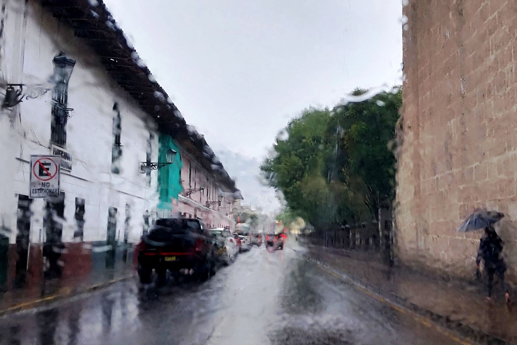 La parte baja de la ciudad acumuló la descarga de agua de las zonas altas, algunos buzones de desagüe colapsaron, lo que dificultó el tránsito vehicular.