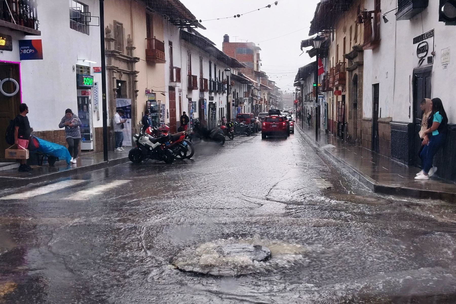 La parte baja de la ciudad acumuló la descarga de agua de las zonas altas, algunos buzones de desagüe colapsaron, lo que dificultó el tránsito vehicular.