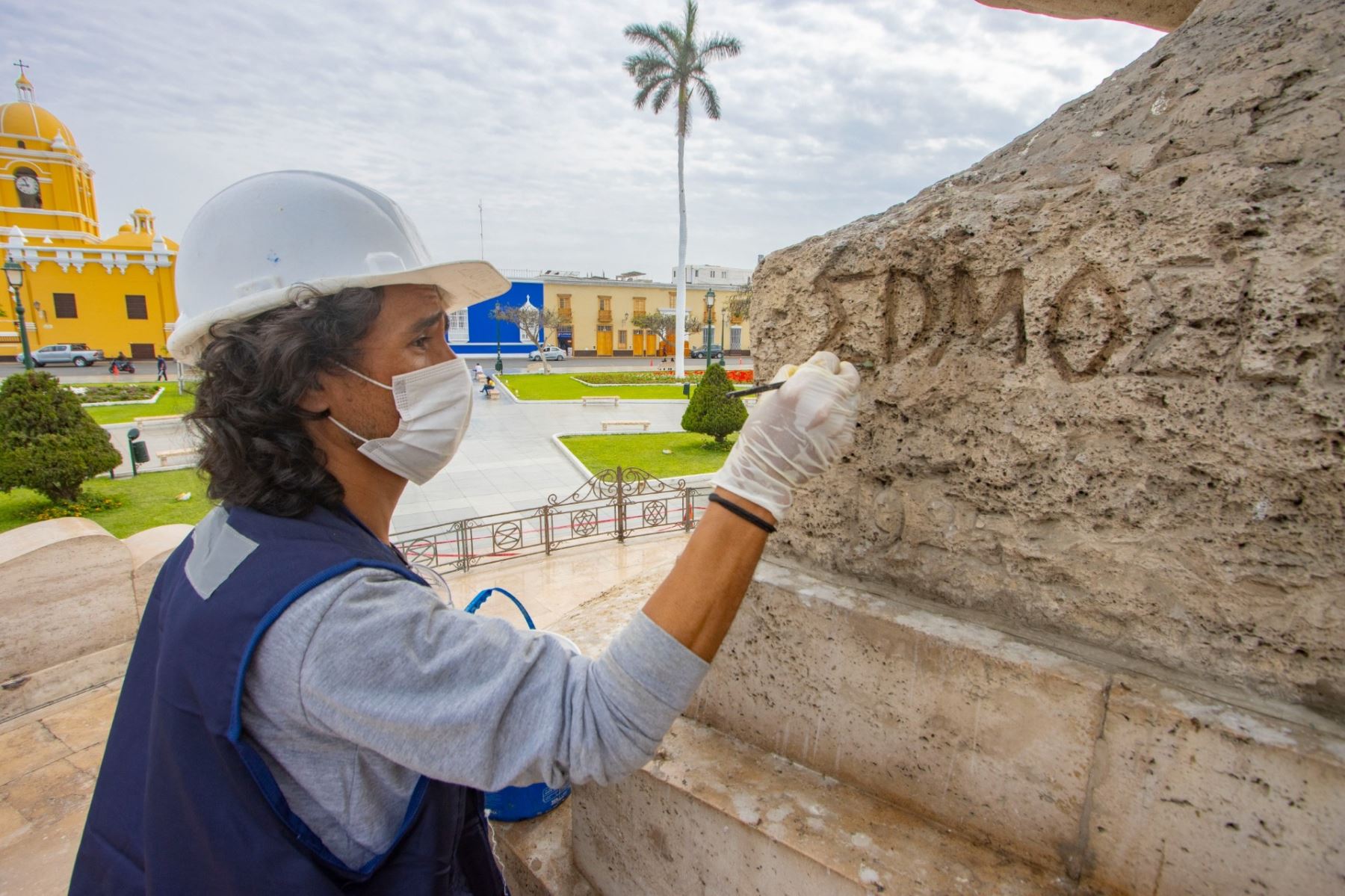 Restauradores de la Dirección de Cultura de La Libertad hallaron el nombre del artista alemán Edmund Möeller, el constructor del monumento a la libertad. El hallazgo se produjo durante los trabajos de mantenimiento de esta escultura ubicada en la plaza de Armas de Trujillo. ANDINA/Difusión