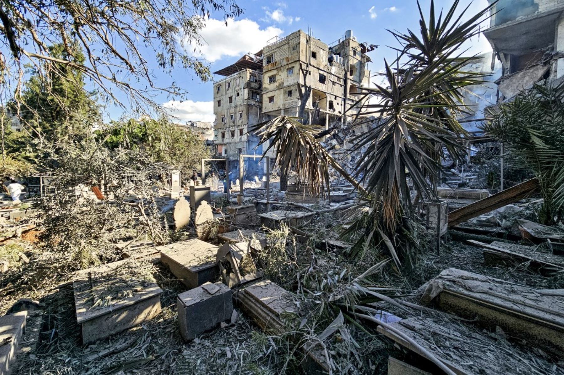 Esta imagen muestra un cementerio dañado en el lugar de un ataque aéreo israelí que tuvo como objetivo un edificio en el suburbio de Burj al-Brajneh, en el sur de Beirut, el 26 de noviembre de 2024, en medio de la guerra en curso entre Israel y Hezbolá. Foto: AFP