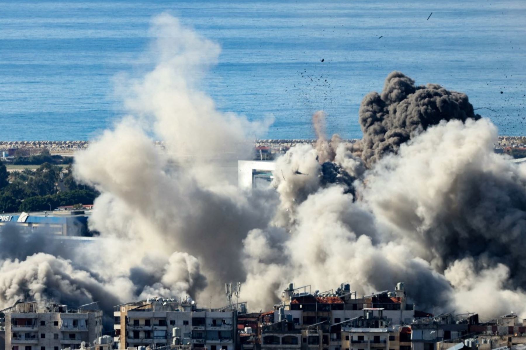 El humo se eleva desde el lugar de un ataque aéreo israelí que tuvo como objetivo los suburbios del sur de Beirut el 26 de noviembre de 2024, en medio de la guerra en curso entre Israel y Hezbolá. Foto: AFP