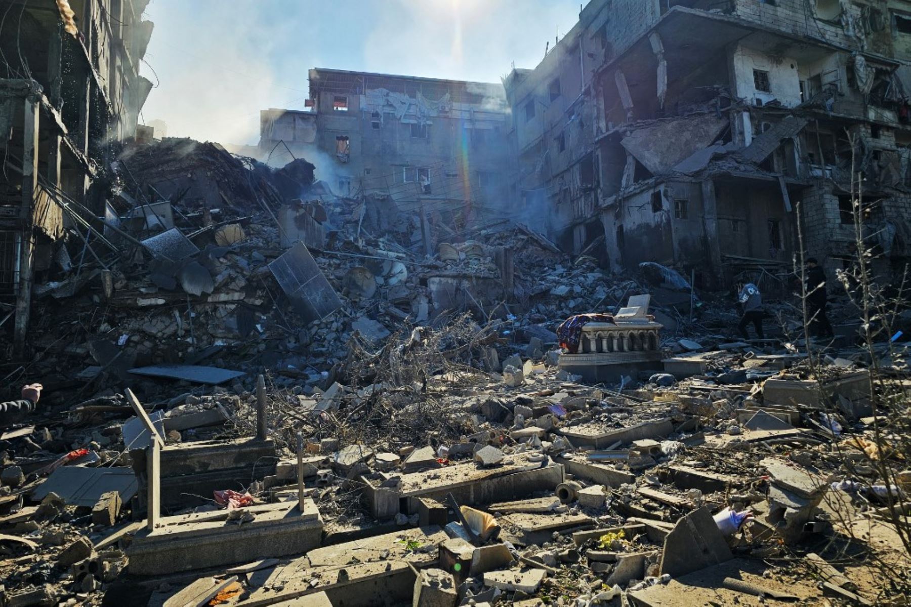 Esta imagen muestra un cementerio dañado en el lugar de un ataque aéreo israelí que tuvo como objetivo un edificio en el suburbio de Burj al-Brajneh, en el sur de Beirut, el 26 de noviembre de 2024, en medio de la guerra en curso entre Israel y Hezbolá. Foto: AFP