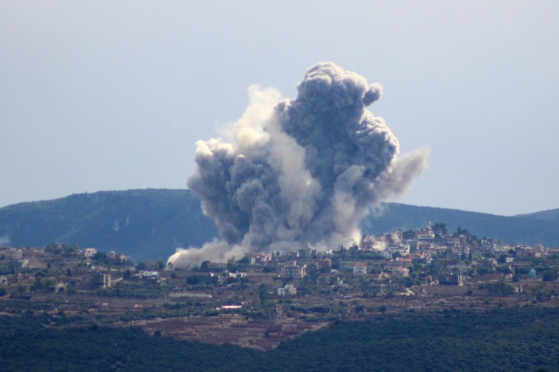 Una fotografía tomada desde la ciudad costera de Tiro, en el sur del Líbano, muestra humo ondeando tras un ataque aéreo israelí que tuvo como objetivo la zona de Zibqin, en las afueras de la ciudad, el 26 de noviembre de 2024. Foto: AFP