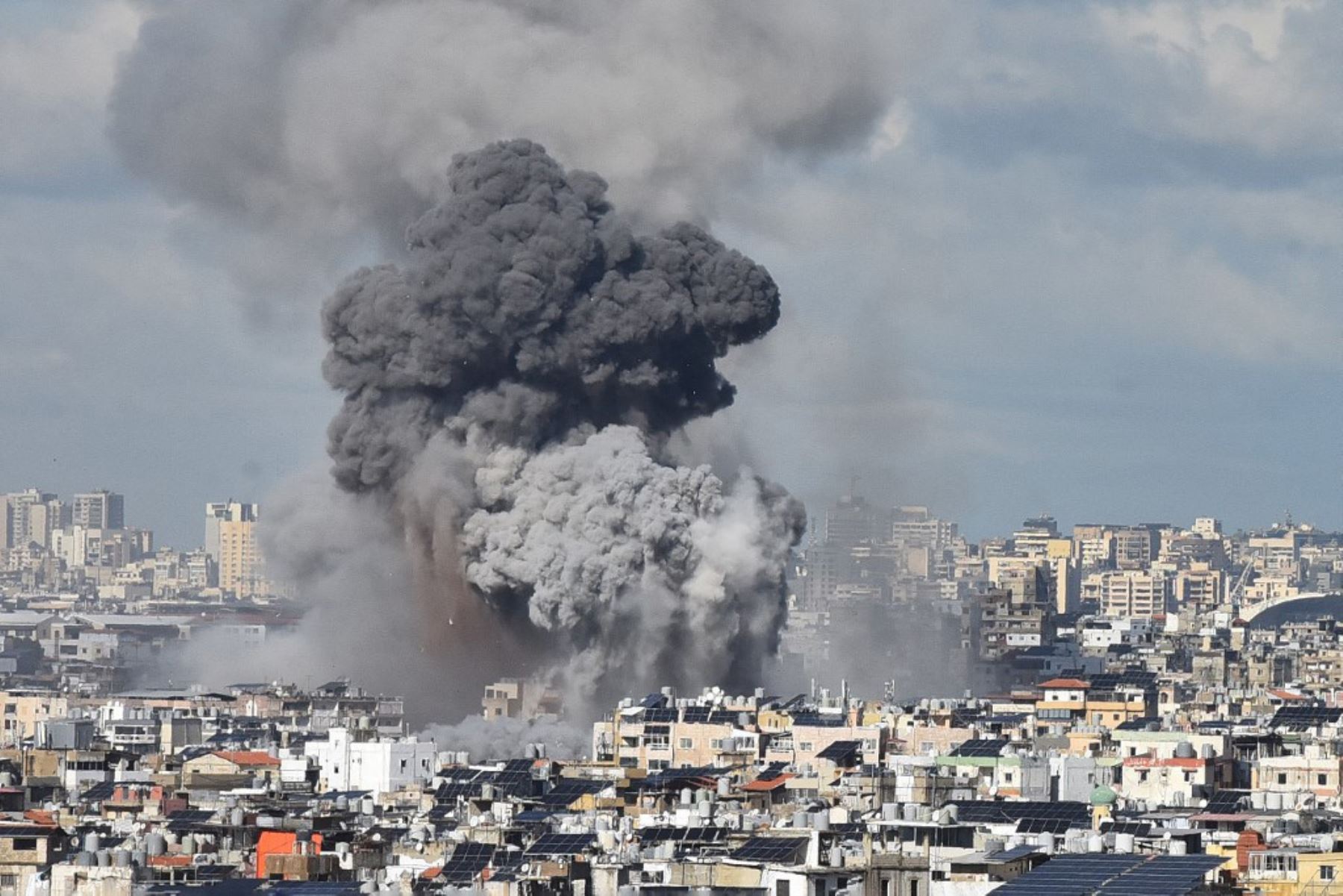 El humo se eleva sobre los suburbios del sur de Beirut después de un ataque aéreo israelí el 26 de noviembre de 2024, en medio de la guerra en curso entre Israel y Hezbollah. Foto: AFP