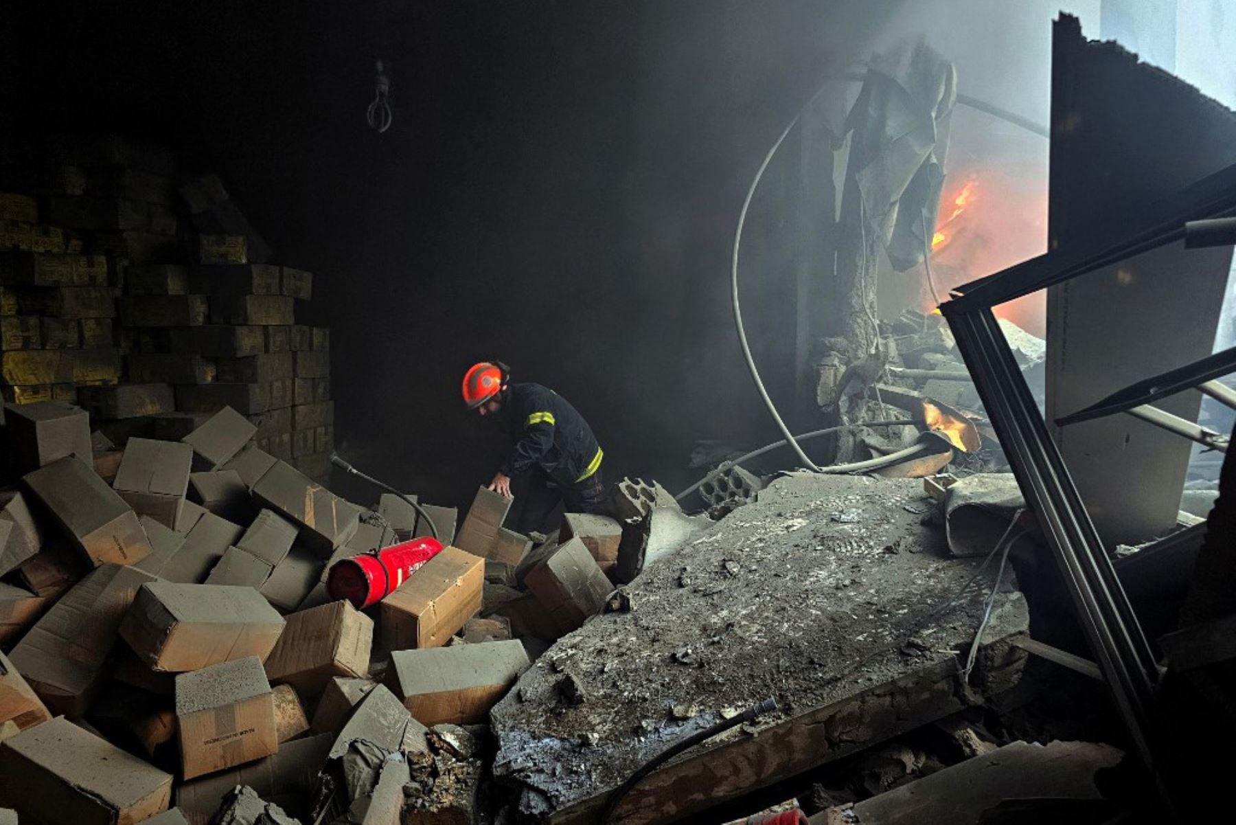 Un bombero libanés trabaja en el lugar de un ataque aéreo israelí que tuvo como objetivo un edificio en el suburbio de Burj al-Brajneh, en el sur de Beirut, el 26 de noviembre de 2024, en medio de la guerra en curso entre Israel y Hezbolá. Foto: AFP