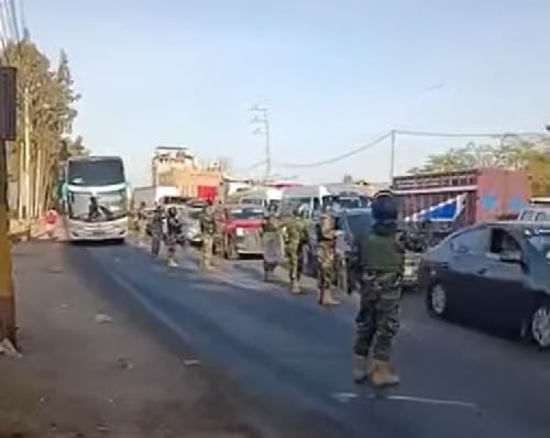 Agentes de la Dinoes liberaron esta mañana la carretera Panamericana Sur, a la altura de Nasca, en Ica, que se encontraba bloqueada por trabajadores mineros. ANDINA/Difusión