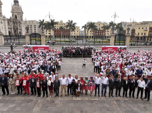 Presidenta Dina Boluarte entrega más de 54,000 títulos de propiedad a familias e instituciones