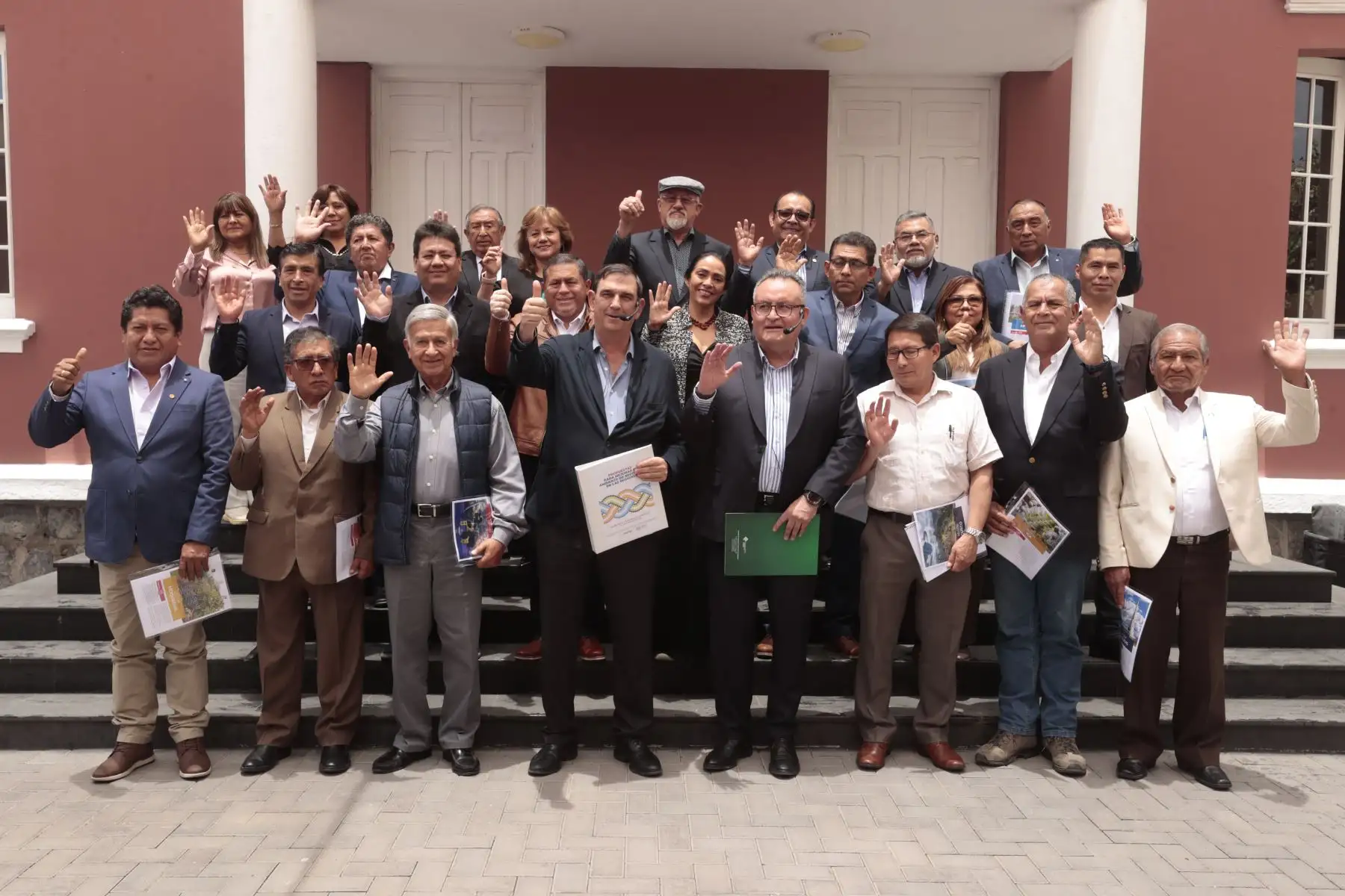 “Tenemos la iniciativa de Transportadora de Gas del Perú (TGP) para hacer el tendido el gas desde el citygate Marcona hasta Arequipa. Este proyecto implica 2,000 millones de dólares de inversión privada y en 24 meses estaría prácticamente listo citygate en Arequipa, con lo que la matriz energética de Arequipa cambiará radicalmente. También tenemos el proyecto Majes Siguas II, un proyecto de plataformas fotovoltaicas que demandará 2,500 millones de dólares, el puerto de Corio; Tía María que ya está en marcha, cuyo presupuesto se va a actualizar a 1,800 millones de dólares, es decir, hay varias iniciativas que deben ser ejecutadas”, refirió. CADE 2024 Arequipa. Foto: ANDINA/Vidal Tarqui