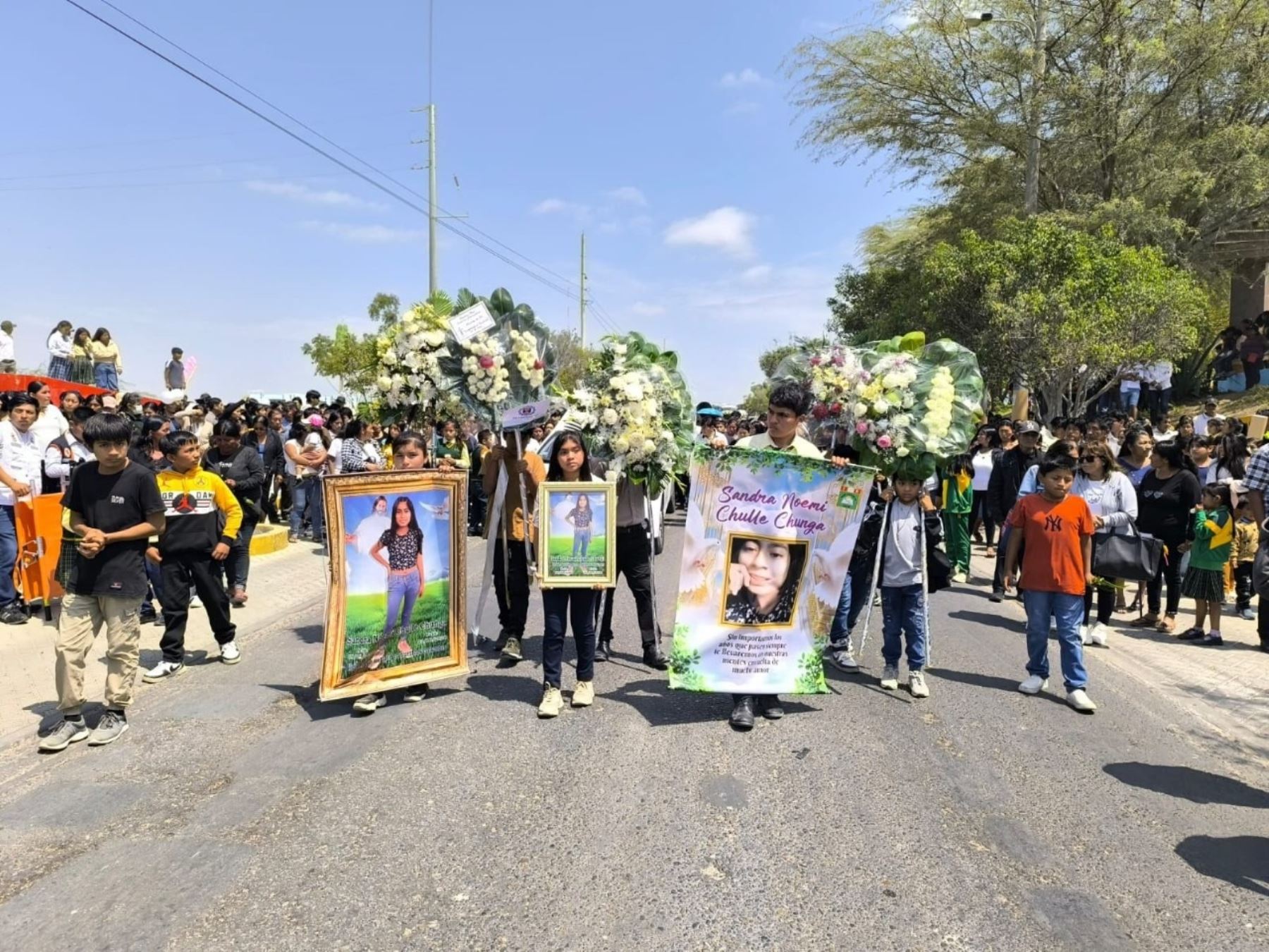 Una multitudinaria despedida brindó la población del distrito de Vice, en Piura, a los estudiantes y madre de familia que fallecieron en el fatídico accidente en la provincia de Moyobamba, región San Martín. ANDINA/Difusión