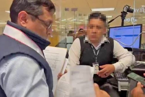 Detienen a un inspector de migraciones que habría alterado el registro migratorio para favorecer a extranjeros. La fiscalía y la policía allanan la vivienda del investigado. ANDINA/ Ministerio Público.