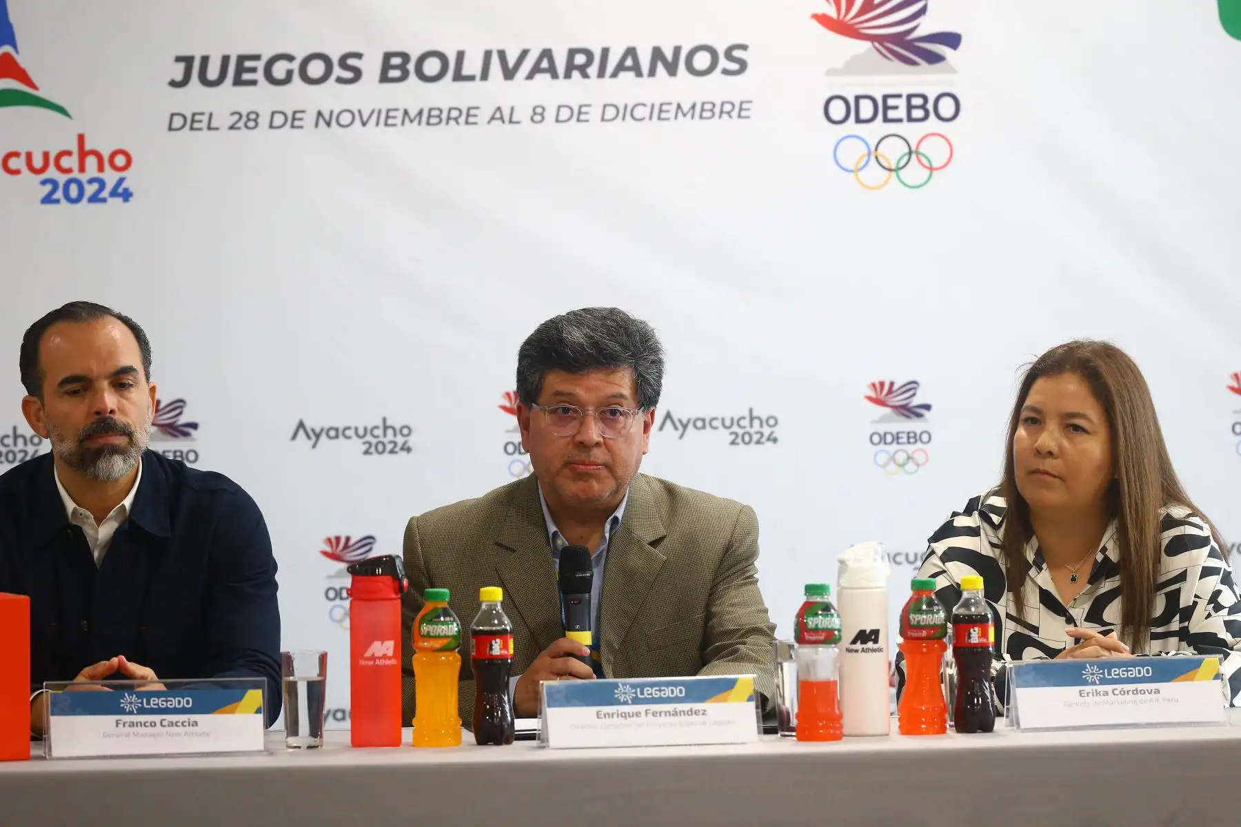 A 2 días de la inauguración de los Juegos Bolivarianos del Bicentenario 2024, los voluntarios reciben indumentaria oficial del certamen deportivo. En la imagen, Franco Caccia, General Manager New Athletic; Enrique Fernández, Director Ejecutivo del Proyecto Especial Legado y Erika Córdova, Gerente de Marketing de AJE Perú. 
Foto: ANDINA/Eddy Ramos