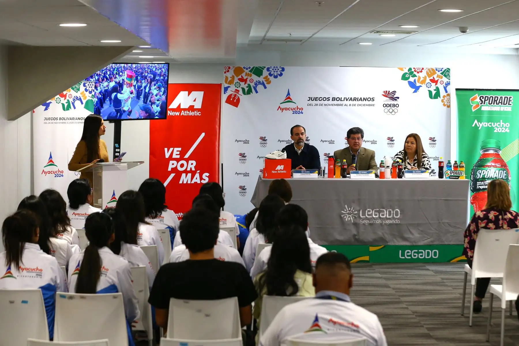A 2 días de la inauguración de los Juegos Bolivarianos del Bicentenario 2024, los voluntarios reciben indumentaria oficial del certamen deportivo. En la imagen, Franco Caccia, General Manager New Athletic; Enrique Fernández, Director Ejecutivo del Proyecto Especial Legado y Erika Córdova, Gerente de Marketing de AJE Perú. 
Foto: ANDINA/Eddy Ramos