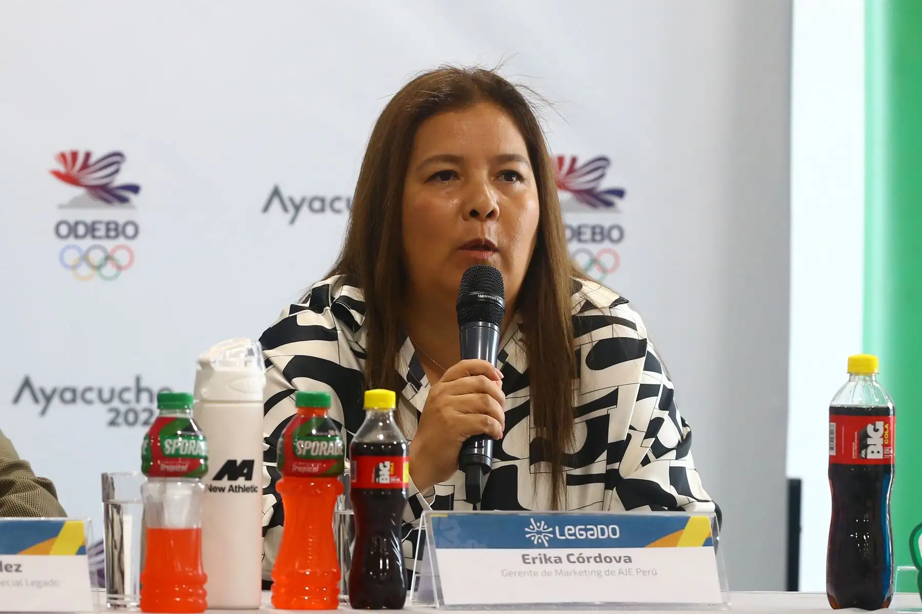 A 2 días de la inauguración de los Juegos Bolivarianos del Bicentenario 2024, los voluntarios reciben indumentaria oficial del certamen deportivo. En la imagen,  Erika Córdova, Gerente de Marketing de AJE Perú. 
Foto: ANDINA/Eddy Ramos