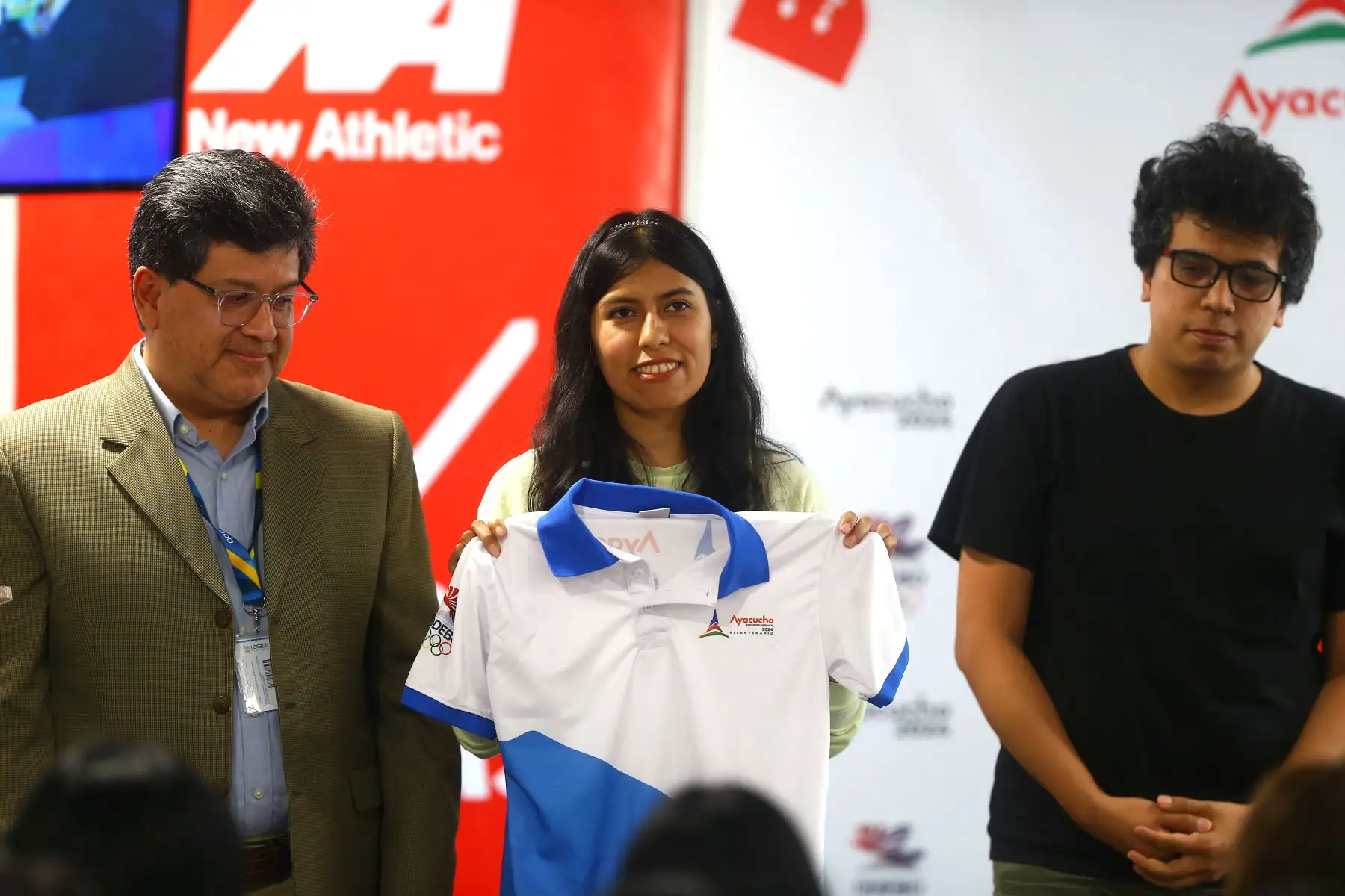 A 2 días de la inauguración de los Juegos Bolivarianos del Bicentenario 2024, los voluntarios reciben indumentaria oficial del certamen deportivo. En la imagen, Franco Caccia, General Manager New Athletic; Enrique Fernández, Director Ejecutivo del Proyecto Especial Legado y Erika Córdova, Gerente de Marketing de AJE Perú. 
Foto: ANDINA/Eddy Ramos