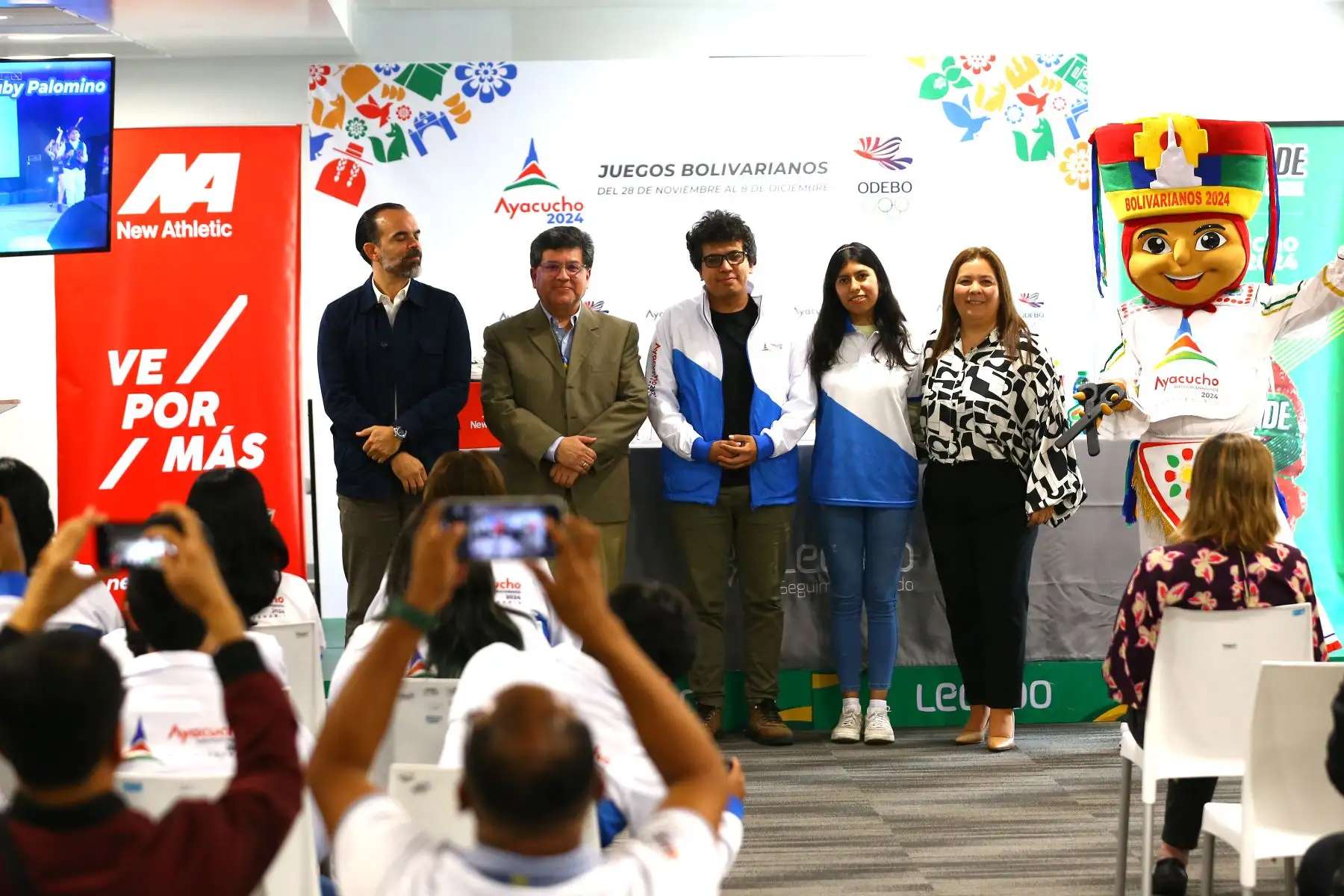 A 2 días de la inauguración de los Juegos Bolivarianos del Bicentenario 2024, los voluntarios reciben indumentaria oficial del certamen deportivo. En la imagen, Franco Caccia, General Manager New Athletic; Enrique Fernández, Director Ejecutivo del Proyecto Especial Legado y Erika Córdova, Gerente de Marketing de AJE Perú. 
Foto: ANDINA/Eddy Ramos