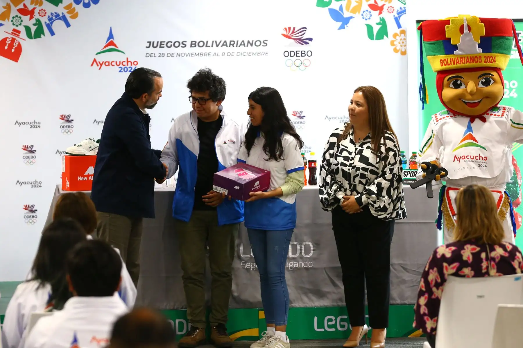 A 2 días de la inauguración de los Juegos Bolivarianos del Bicentenario 2024, los voluntarios reciben indumentaria oficial del certamen deportivo. En la imagen, Franco Caccia, General Manager New Athletic; Enrique Fernández, Director Ejecutivo del Proyecto Especial Legado y Erika Córdova, Gerente de Marketing de AJE Perú. 
Foto: ANDINA/Eddy Ramos