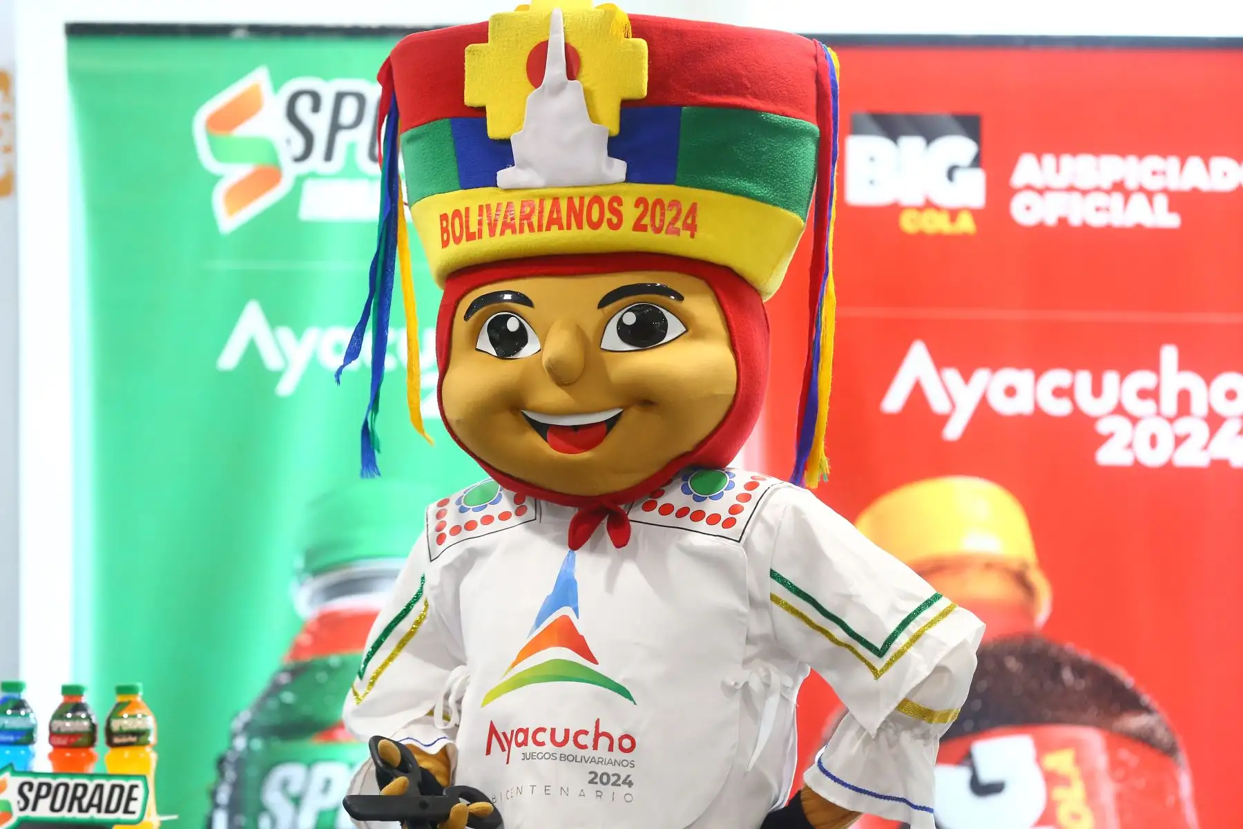A 2 días de la inauguración de los Juegos Bolivarianos del Bicentenario 2024, los voluntarios reciben indumentaria oficial del certamen deportivo. 
Foto: ANDINA/Eddy Ramos