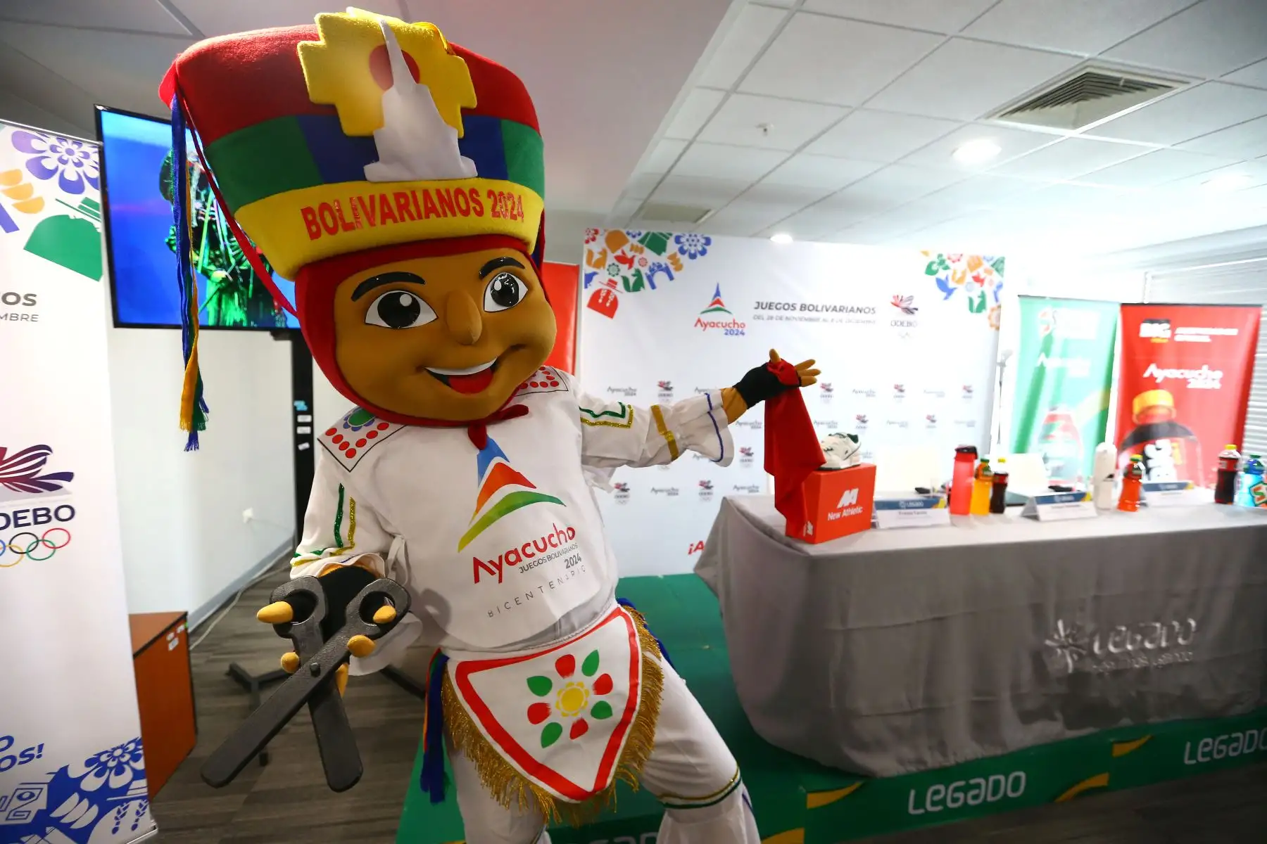 A 2 días de la inauguración de los Juegos Bolivarianos del Bicentenario 2024, los voluntarios reciben indumentaria oficial del certamen deportivo. 
Foto: ANDINA/Eddy Ramos