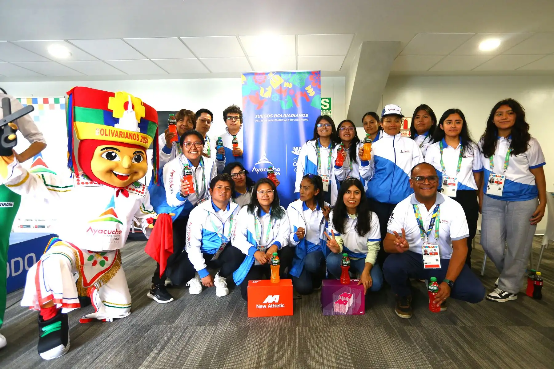 A 2 días de la inauguración de los Juegos Bolivarianos del Bicentenario 2024, los voluntarios reciben indumentaria oficial del certamen deportivo. 
Foto: ANDINA/Eddy Ramos