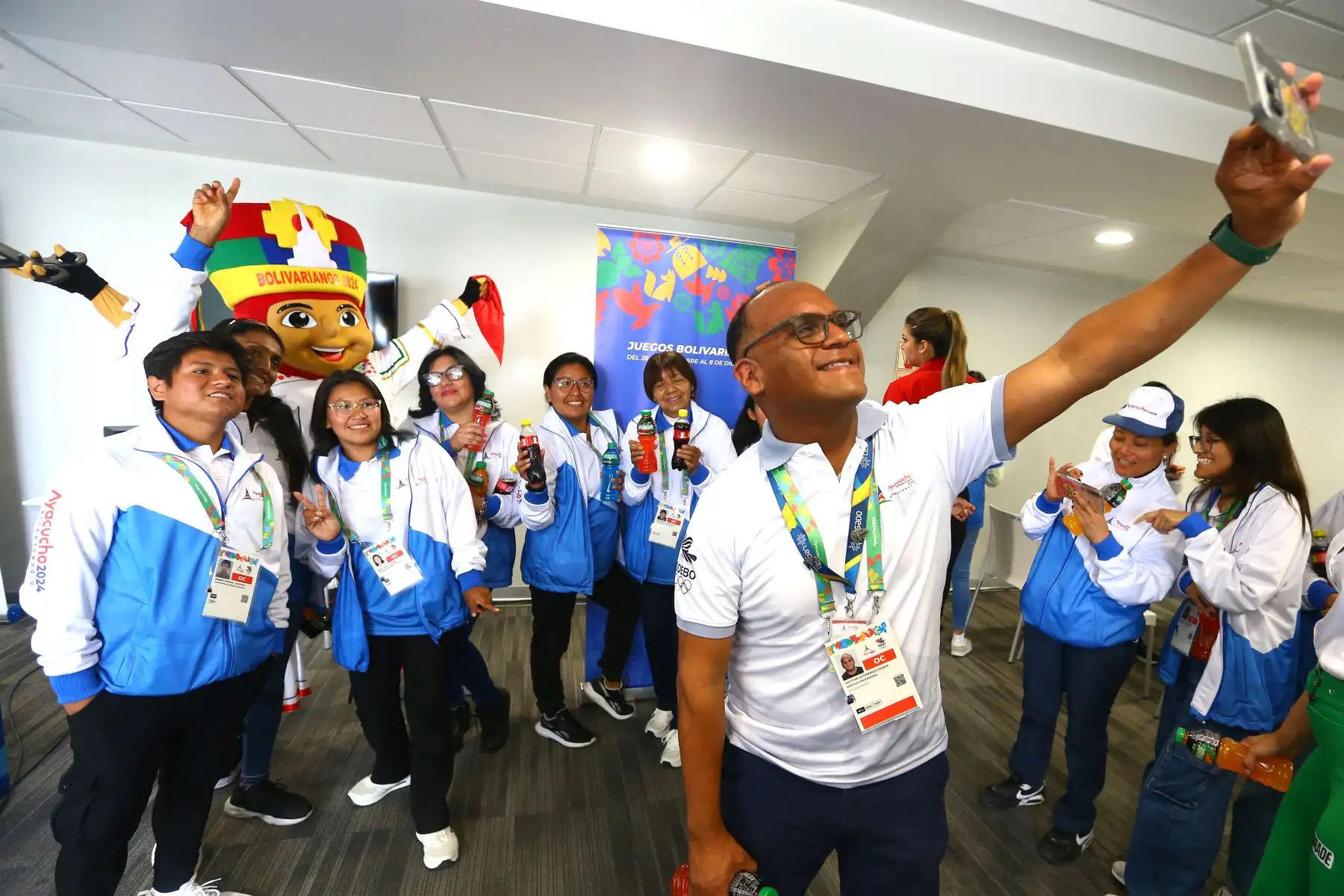 A 2 días de la inauguración de los Juegos Bolivarianos del Bicentenario 2024, los voluntarios reciben indumentaria oficial del certamen deportivo. 
Foto: ANDINA/Eddy Ramos
