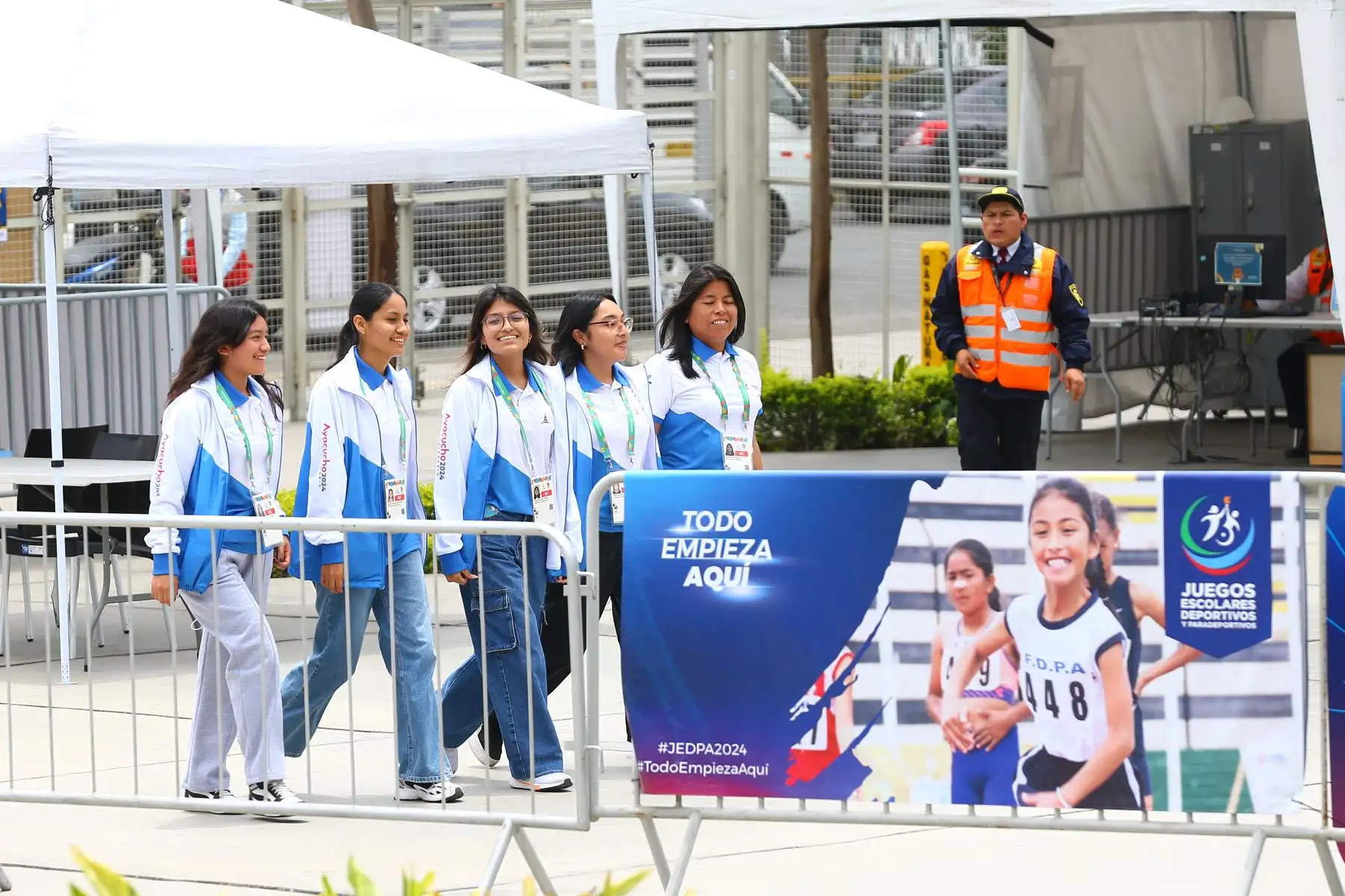 A 2 días de la inauguración de los Juegos Bolivarianos del Bicentenario 2024, los voluntarios reciben indumentaria oficial del certamen deportivo. 
Foto: ANDINA/Eddy Ramos
