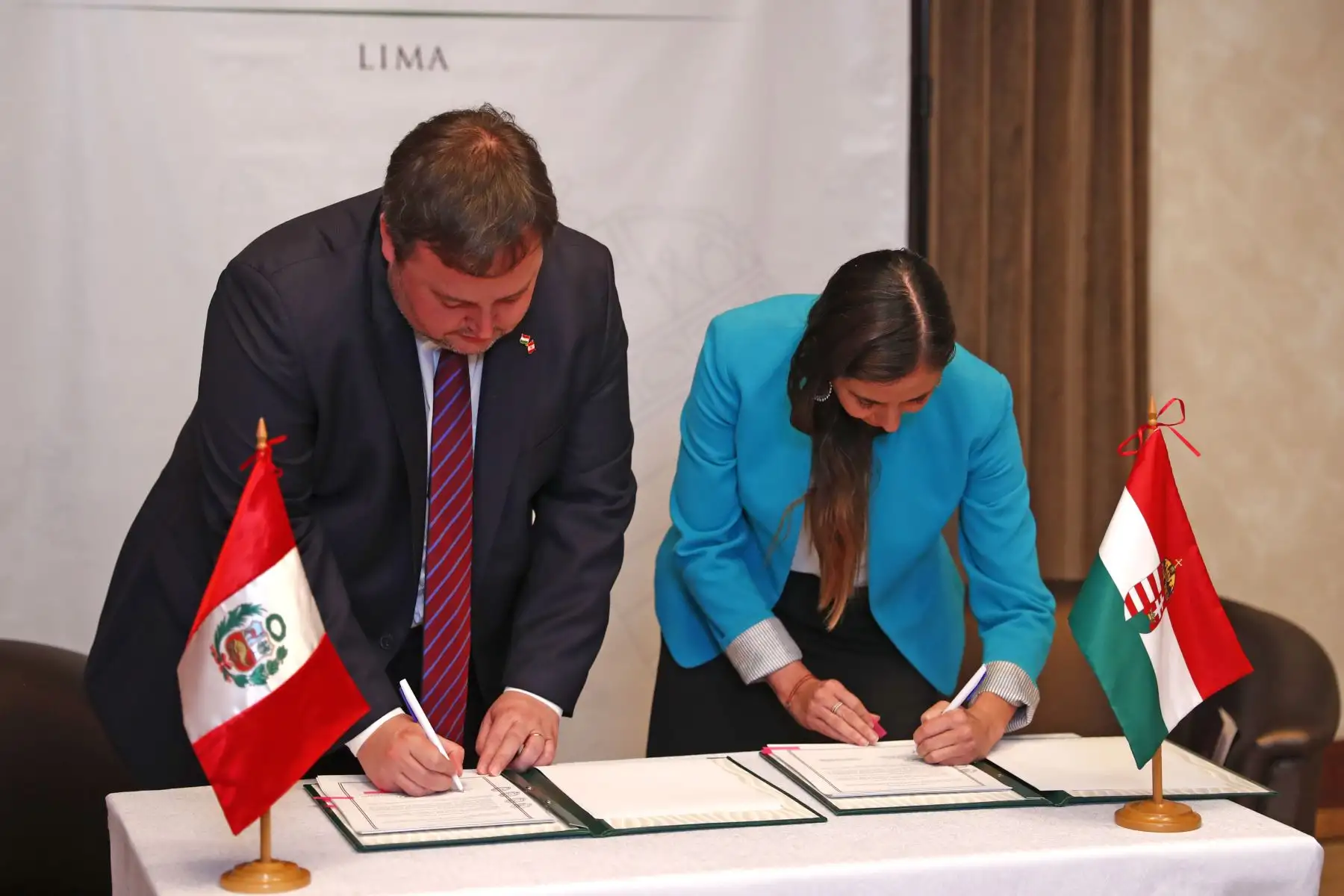 PRONABEC y la Embajada de Hungría firmaron la renovación del acuerdo interinstitucional para el otorgamiento de becas Stipendium Hungaricum que ofrece hasta 20 becas completas a jóvenes profesionales peruanos para que cursen estudios de pregrado y postgrado en Hungría. Foto: ANDINA/Daniel Bracamonte