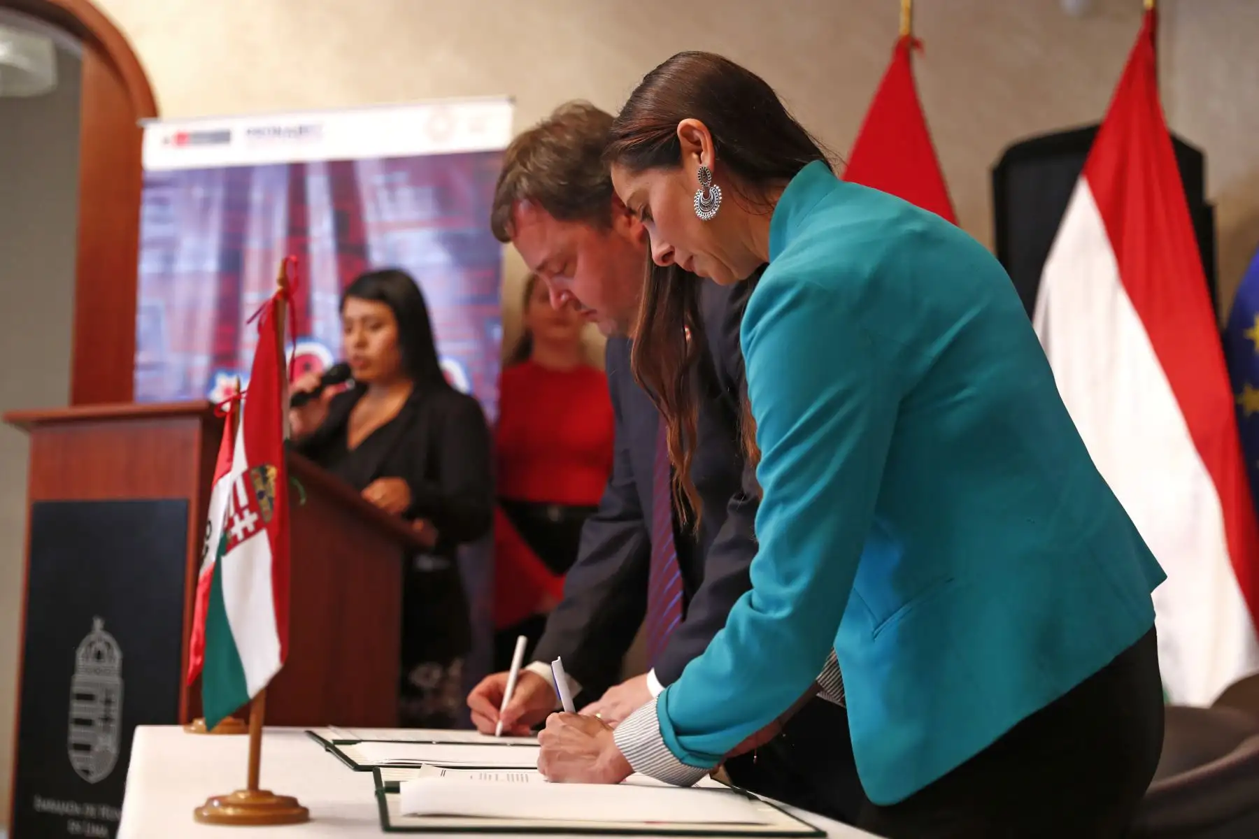 La directora ejecutiva de PRONABEC, Alexandra Ames, estuvo presente durante la firma de renovación del acuerdo interinstitucional entre PRONABEC y la Embajada de Hungría para el otorgamiento de becas Stipendium Hungaricum que ofrece hasta 20 becas estudiantiles completas a jóvenes profesionales peruanos. Foto: ANDINA/Daniel Bracamonte