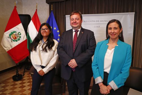 Se firmó la renovación del acuerdo interinstitucional entre el Pronabec y el Ministerio de Relaciones Exteriores y Comercio de Hungría, para seguir otorgando becas de estudio Stipendium Hungaricum a jóvenes y profesionales peruanos. Foto: ANDINA/Daniel Bracamonte