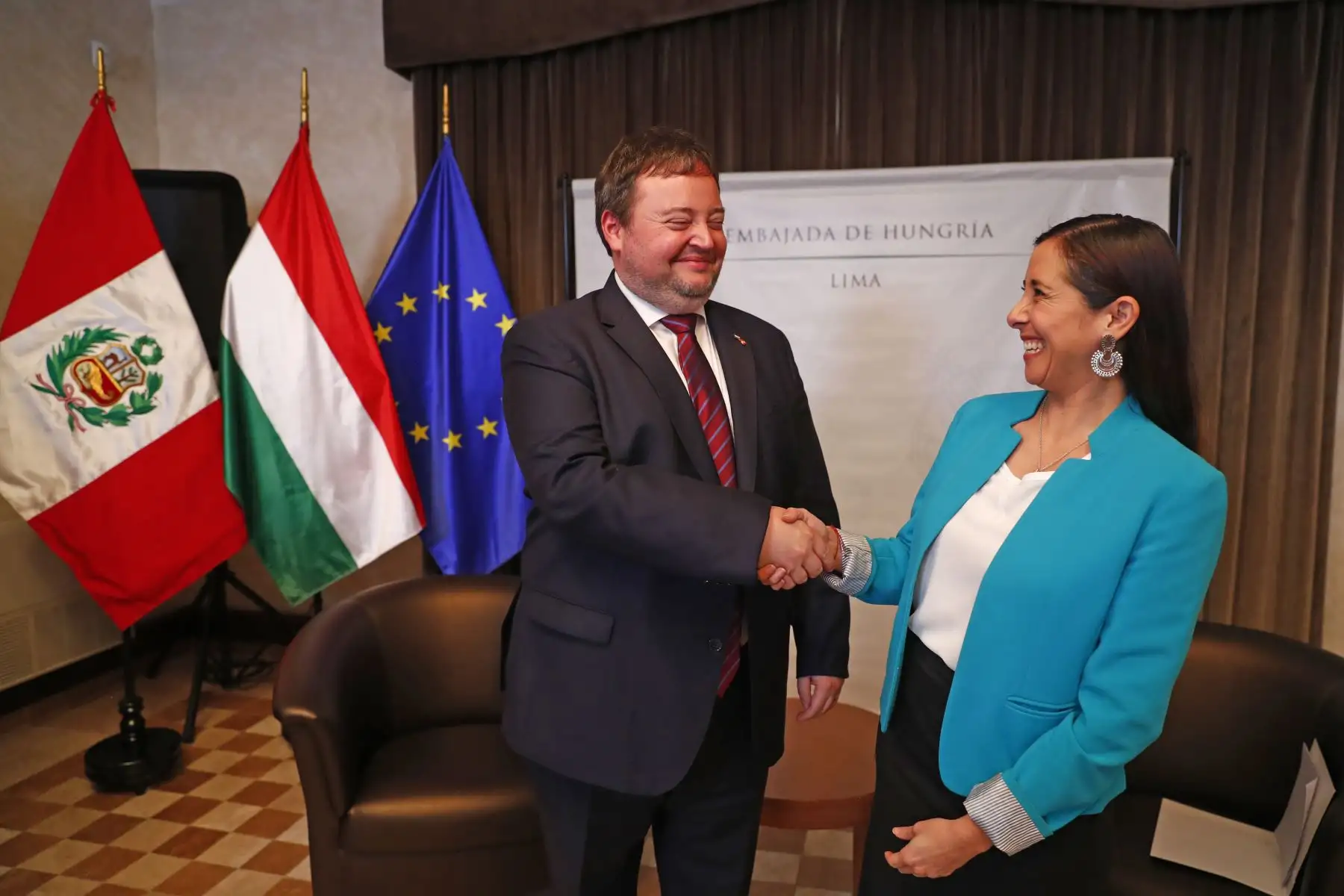 PRONABEC y la Embajada de Hungría firmaron la renovación del acuerdo interinstitucional para el otorgamiento de becas Stipendium Hungaricum que ofrece hasta 20 becas completas a jóvenes profesionales peruanos para que cursen estudios de pregrado y postgrado en Hungría. Foto: ANDINA/Daniel Bracamonte
