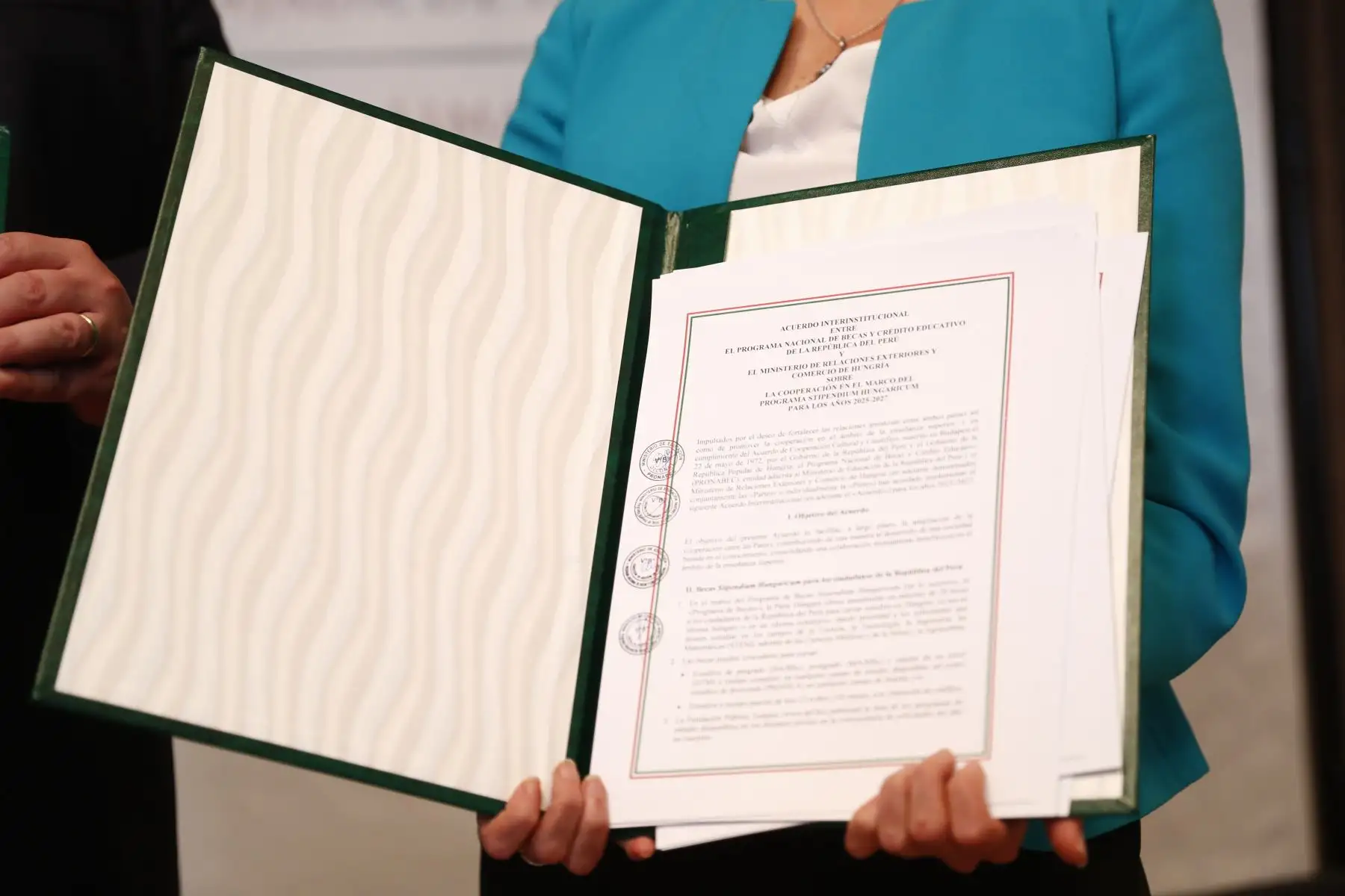 PRONABEC y la Embajada de Hungría firmaron la renovación del acuerdo interinstitucional para el otorgamiento de becas Stipendium Hungaricum que ofrece hasta 20 becas completas a jóvenes profesionales peruanos para que cursen estudios de pregrado y postgrado en Hungría. Foto: ANDINA/Daniel Bracamonte