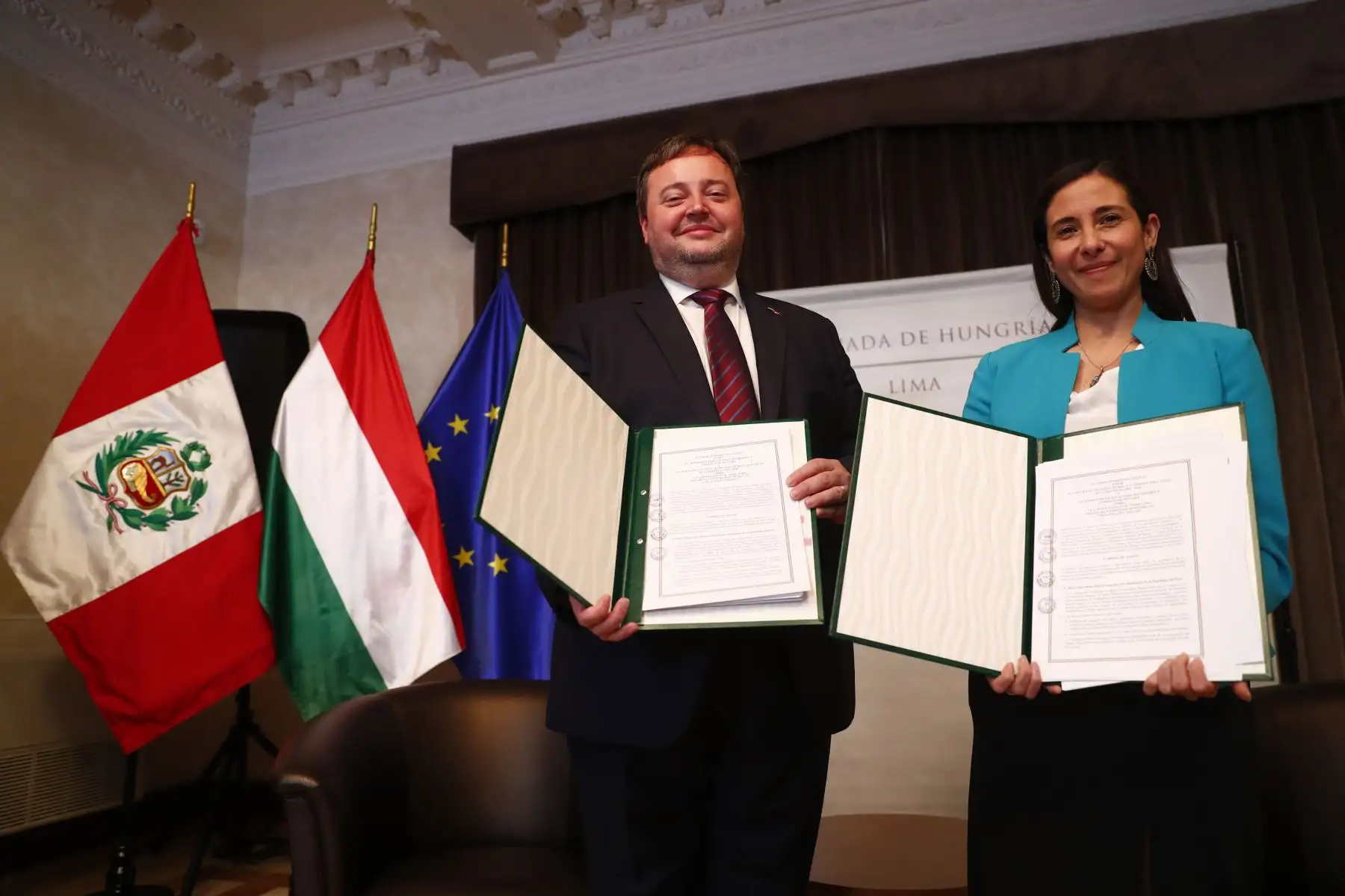 PRONABEC y la Embajada de Hungría firmaron la renovación del acuerdo interinstitucional para el otorgamiento de becas Stipendium Hungaricum que ofrece hasta 20 becas completas a jóvenes profesionales peruanos para que cursen estudios de pregrado y postgrado en Hungría. Foto: ANDINA/Daniel Bracamonte