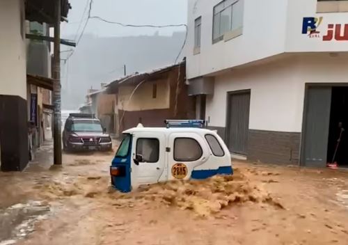 La lluvia intensa que afectó a la ciudad de Huamachuco, capital de la provincia liberteña de Sánchez Carrión, provocó la inundación de calles y avenidas de esta urbe. ANDINA/Difusión