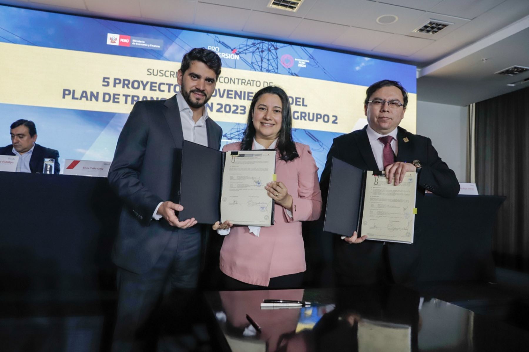 Firma de los contratos de concesión para desarrollar cinco proyectos de transmisión eléctrica, entre el Ministerio de Energía y Minas (Minem) y la empresa Alupar Perú. Foto: Cortesía.