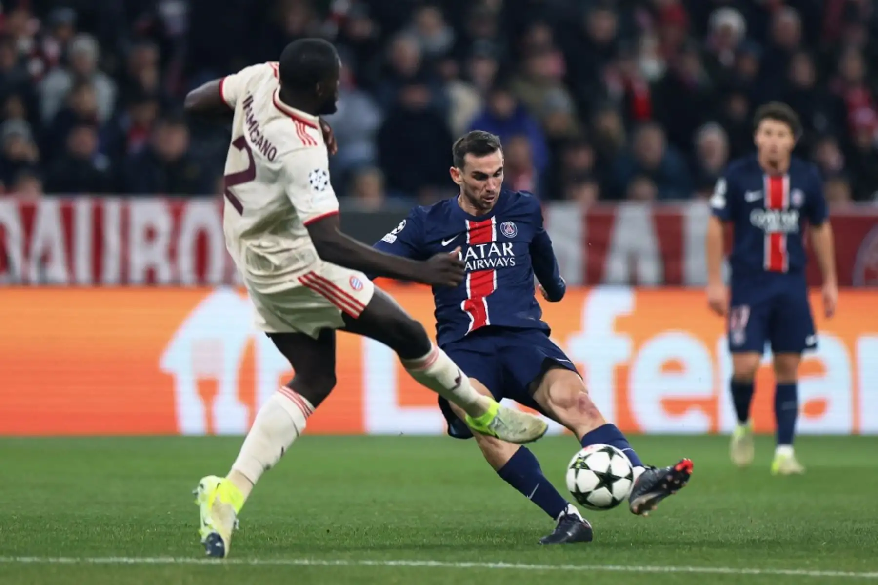 Más atrevido en ataque en el Allianz Arena, con las líneas más adelantadas e imprimiendo mayor movilidad al balón, el líder de la Bundesliga encontró premio tras un remate de cabeza del central surcoreano Min-Jae Kim después de un despeje de puños falto de contundencia del arquero ruso Matvey Safonov -titular en detrimento de Gianluigi Donnarumma- a la salida de un córner (38). Foto: AFP
