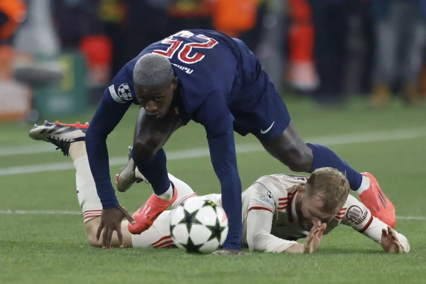 Aunque el juego con el pie del arquero Manuel Neuer a punto estuvo de costar más de un susto, el dominio era del Bayern, que empezó avisando con disparo de Jamal Musiala (7). Foto: AFP