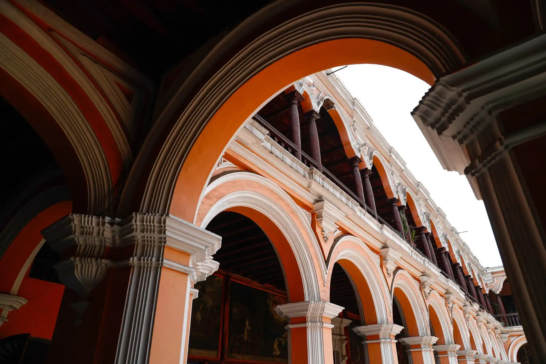 La iglesia Nuestra Señora de la Merced, declarada por el Vaticano como basílica menor, es el templo católico más antiguo y visitado de Lima, cuya construcción data de 1735, a cargo de los frailes mercedarios que se establecieron en la ciudad capital. Foto: ANDINA/Daniel Bracamonte