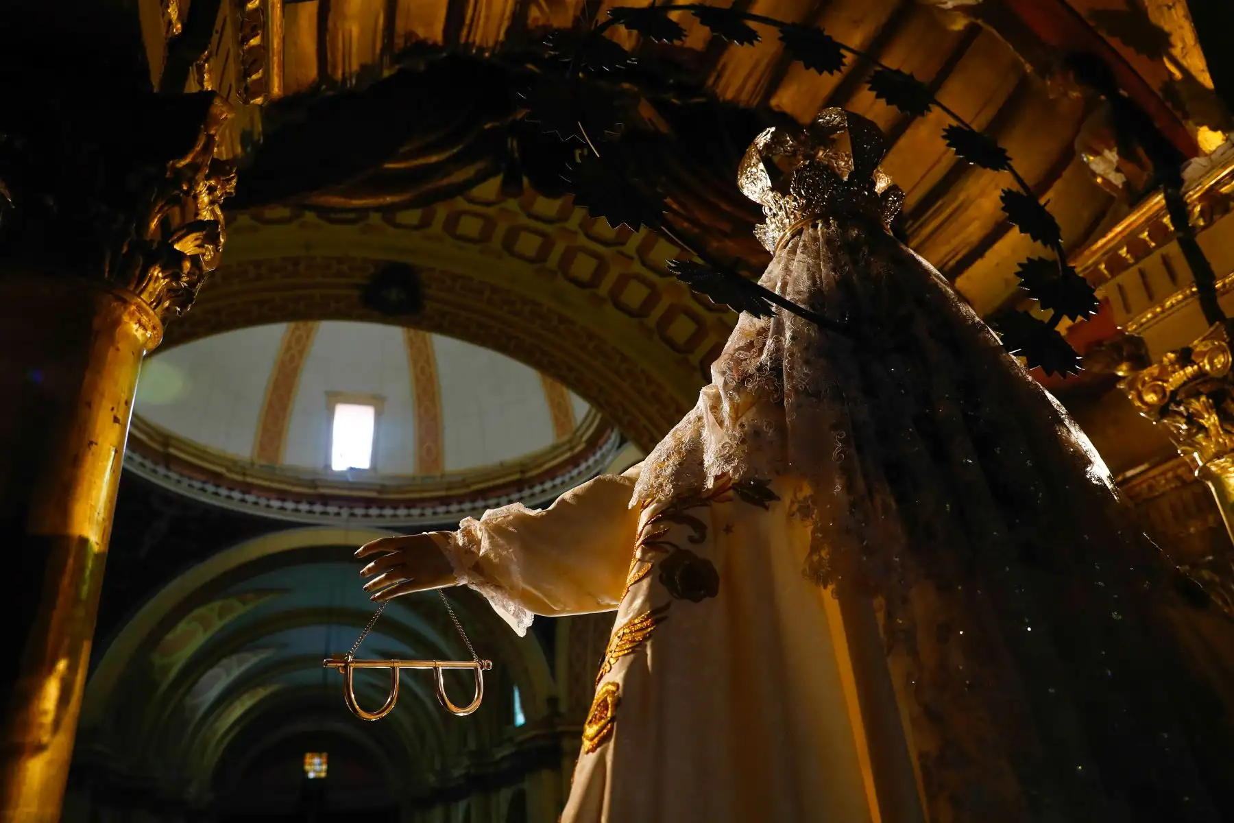 Del primer templo mercedario queda la capilla donde reposan los restos del capitán Villegas, quien donó el dinero para su construcción. Se trata del único civil que tiene su propia capilla. Peredo recuerda que hay muchos civiles enterrados a lo largo del templo, quienes tuvieron mucha relación con la orden, fueron donantes o fueron devotos de una capilla. Foto: ANDINA/Daniel Bracamonte