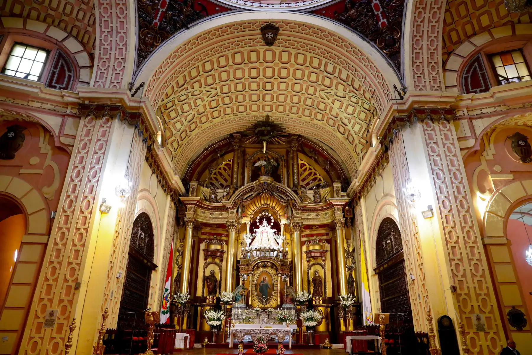 El templo católico más antiguo de Lima y visitado a diario en el corazón de Lima es la iglesia de la Merced, en el jirón de la Unión. Su imponente y muy ornamentado imafronte, de estilo churrigueresco, es fotografiado a diario por decenas de turistas. Foto: ANDINA/Daniel Bracamonte