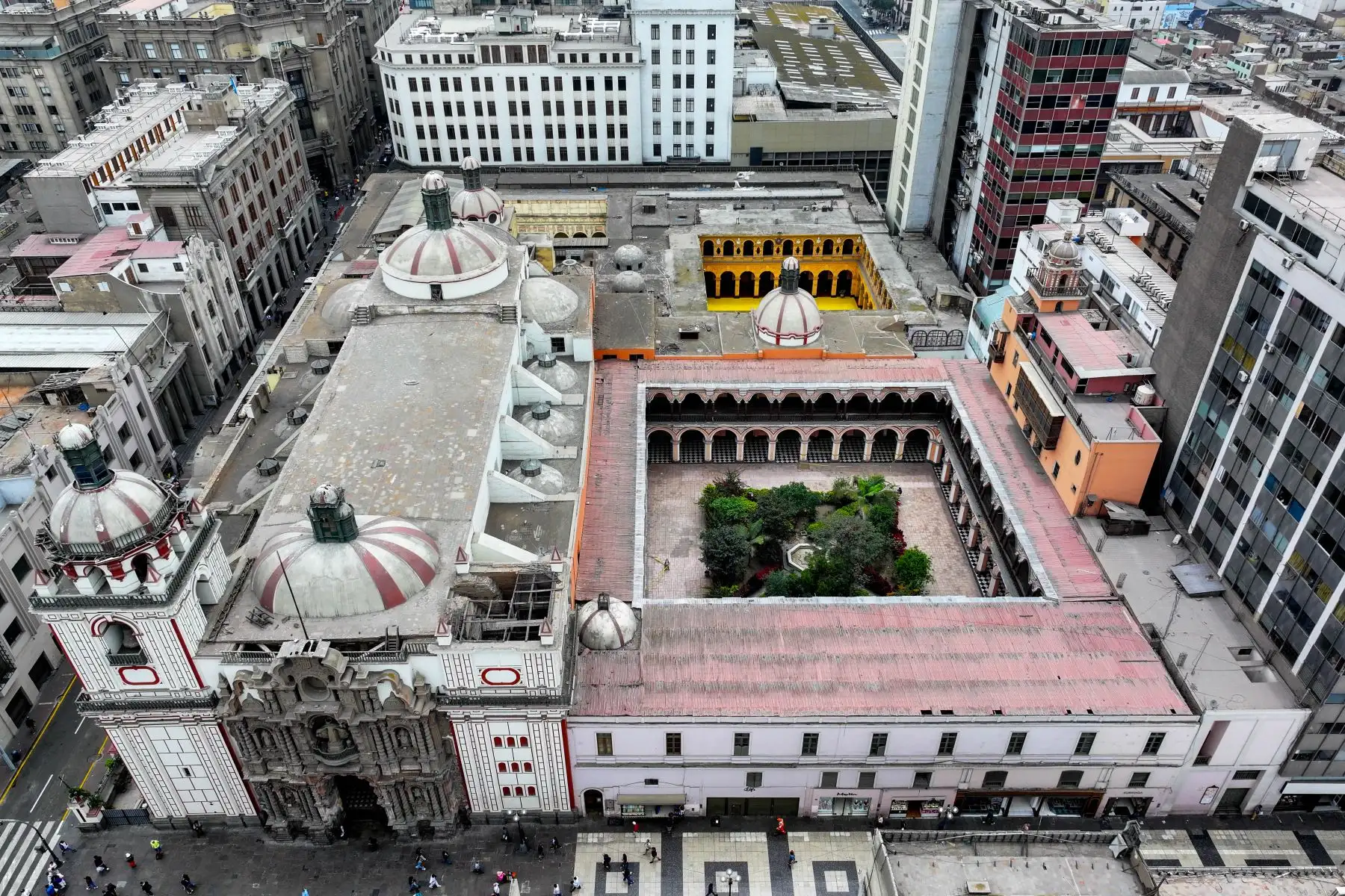 El jueves 12 de diciembre de 2024 se cumplieron 100 años desde que el papa Pío XI le otorgó el título de basílica menor a la iglesia de Nuestra Señora de la Merced, ubicada en el corazón de Lima, en el jirón de la Unión. Foto: ANDINA/Daniel Bracamonte