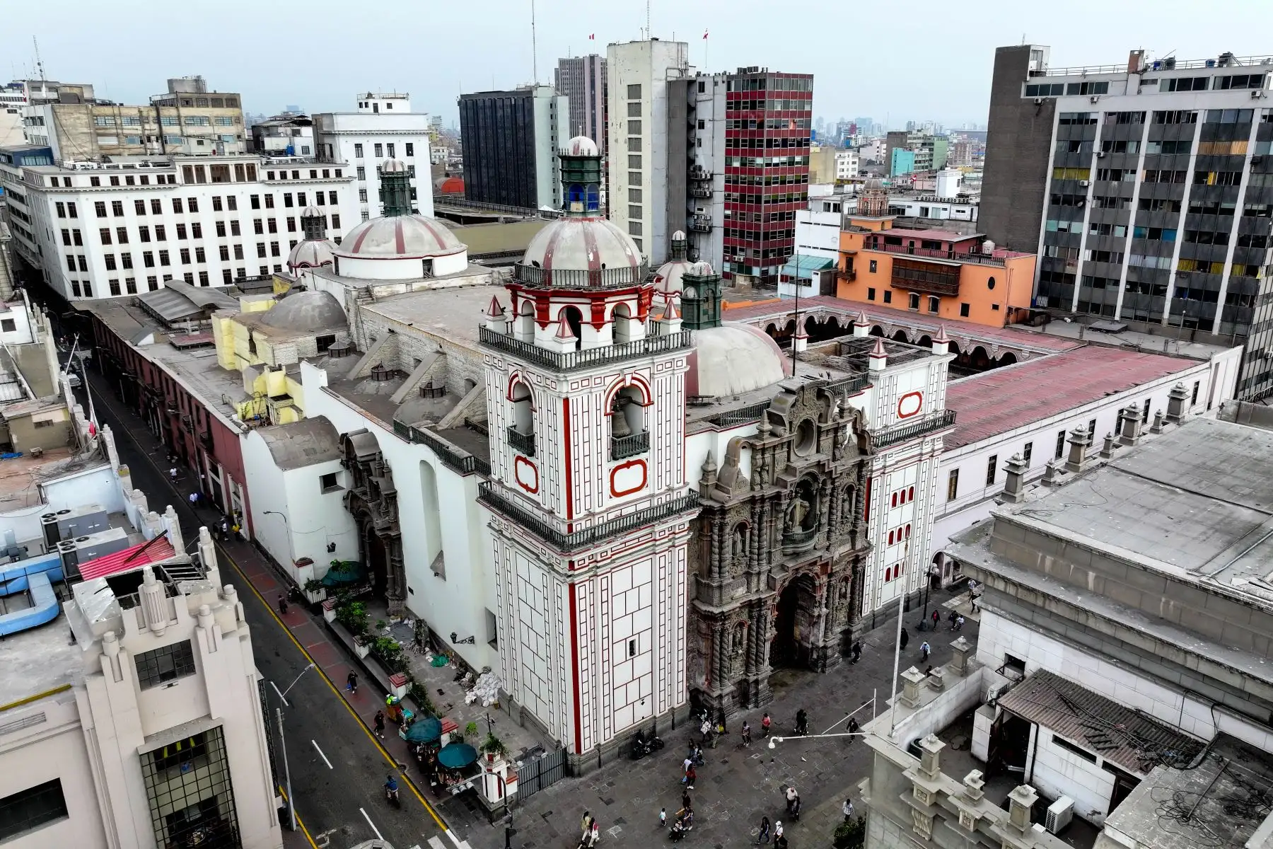 La iglesia Nuestra Señora de la Merced, declarada por el Vaticano como basílica menor, es el templo católico más antiguo y visitado de Lima, cuya construcción data de 1735, a cargo de los frailes mercedarios que se establecieron en la ciudad capital. Foto: ANDINA/Daniel Bracamonte