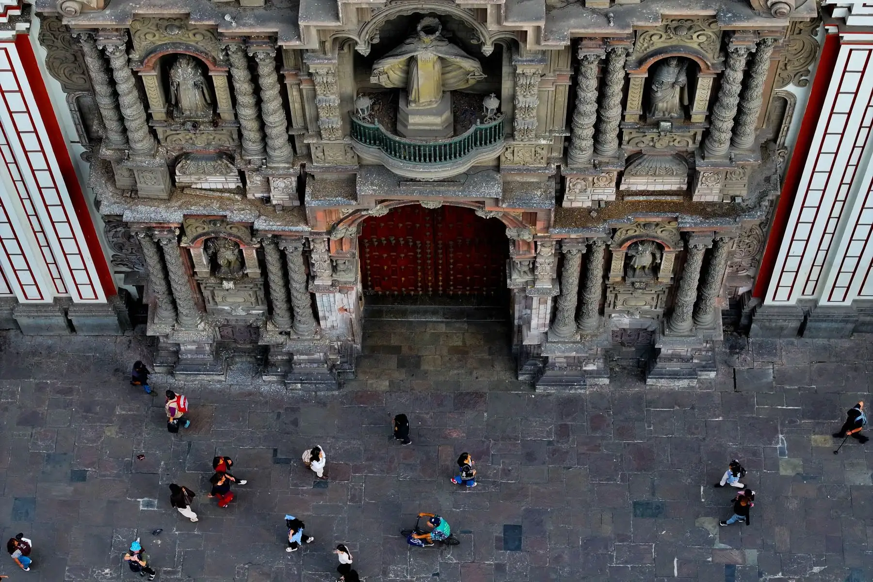 La iglesia Nuestra Señora de la Merced, declarada por el Vaticano como basílica menor, es el templo católico más antiguo y visitado de Lima, cuya construcción data de 1735, a cargo de los frailes mercedarios que se establecieron en la ciudad capital. Foto: ANDINA/Daniel Bracamonte
