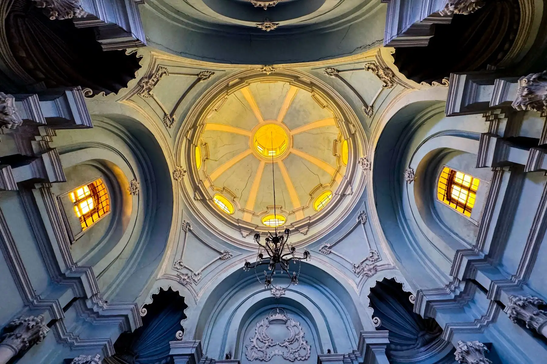 Vista interior de una de las cúpulas de la iglesia de Nuestra Señora de la Merced, la más antigua de Lima, en la que destacan sus detalles arquitectónicos. Foto: ANDINA/Daniel Bracamonte