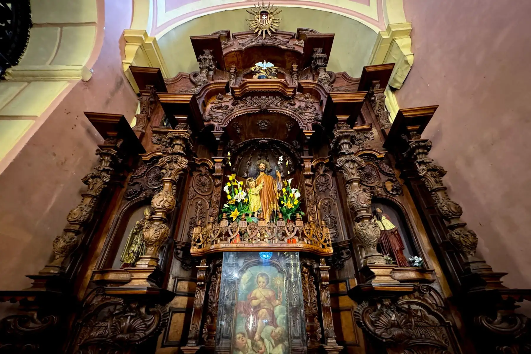 El culto a la Virgen de la Merced es muy popular en el país. A diferencia de los templos mercedarios de Arequipa o Cusco, donde se tienen dos imágenes de la Virgen de la Merced (una en la parte central del altar mayor y otra en el lado lateral, para que esta última salga en procesión), en el caso de la iglesia limeña, por décadas, la misma imagen del altar mayor era la que salía en procesión. Foto: ANDINA/Daniel Bracamonte