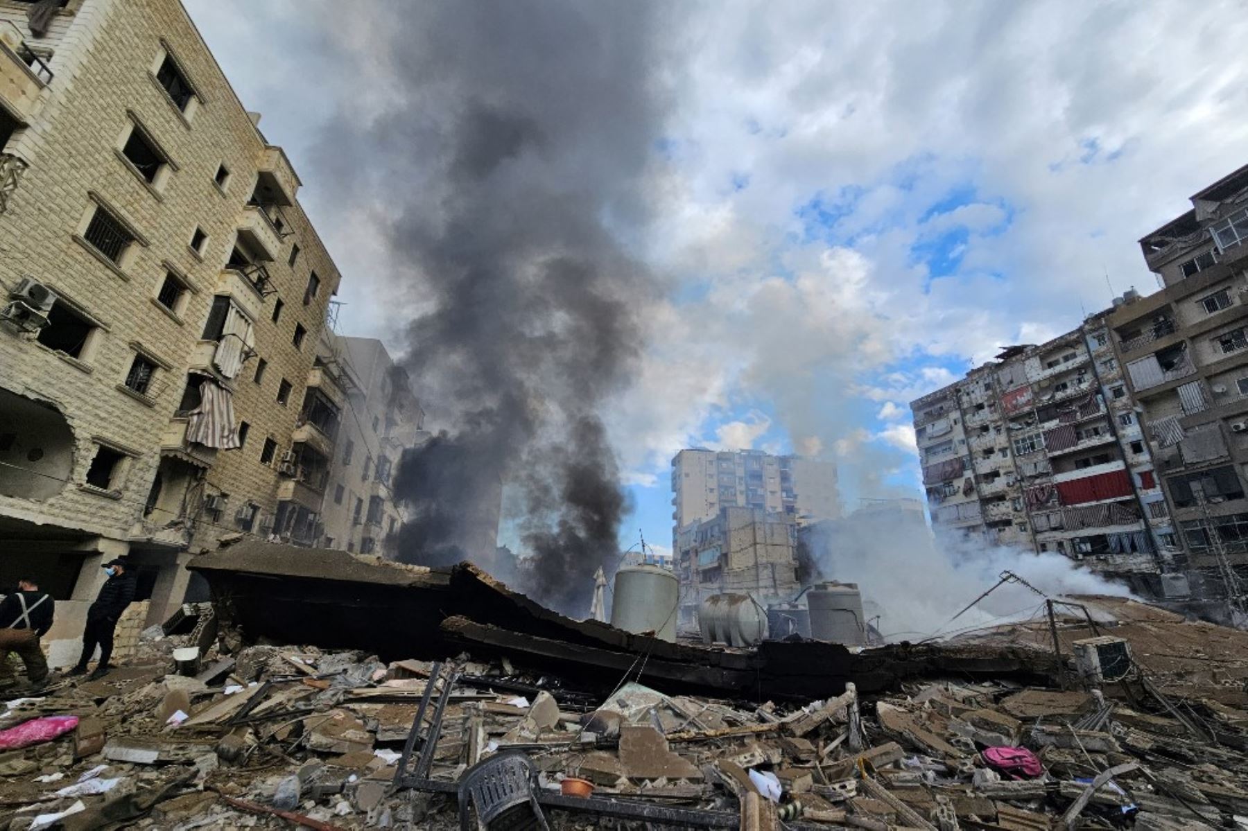 Destrucción y los escombros en el suburbio de Haret Hreik, en el sur de Beirut, el 27 de noviembre de 2024, que fue blanco de ataques israelíes horas antes de que entrara en vigor un alto el fuego entre Hezbolá e Israel. Foto: AFP