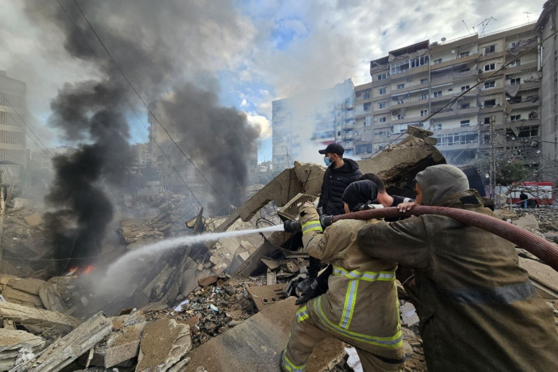 Destrucción y los escombros en el suburbio de Haret Hreik, en el sur de Beirut, el 27 de noviembre de 2024, que fue blanco de ataques israelíes horas antes de que entrara en vigor un alto el fuego entre Hezbolá e Israel. Foto: AFP