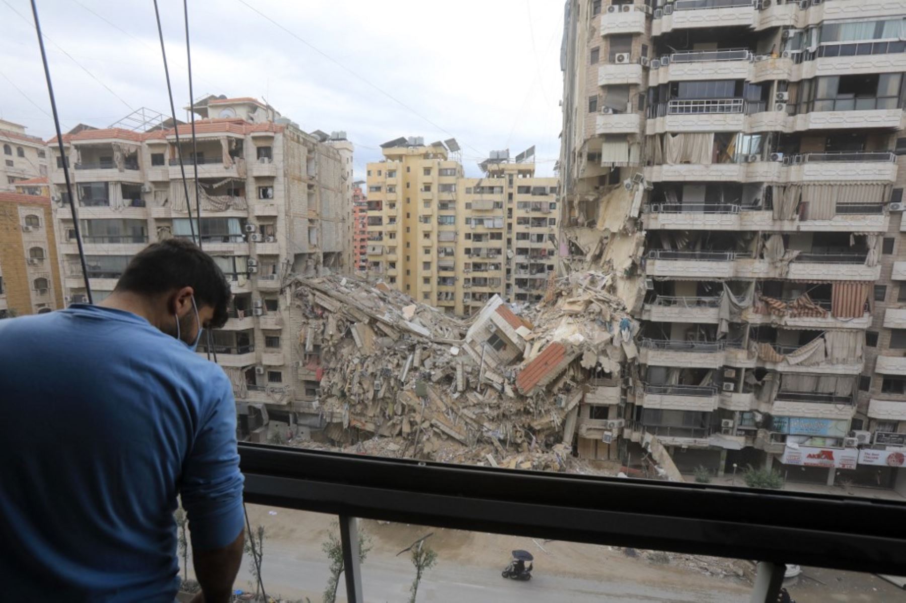 La gente limpia escombros y escombros de su apartamento en los suburbios del sur de Beirut el 27 de noviembre de 2024 mientras la gente regresa para revisar sus hogares después de que entró en vigor un alto el fuego entre Israel y Hezbolá. Se estableció un alto el fuego entre Israel y Hezbollah en el Líbano después de más de un año de combates que han matado a miles de personas. Foto: AFP