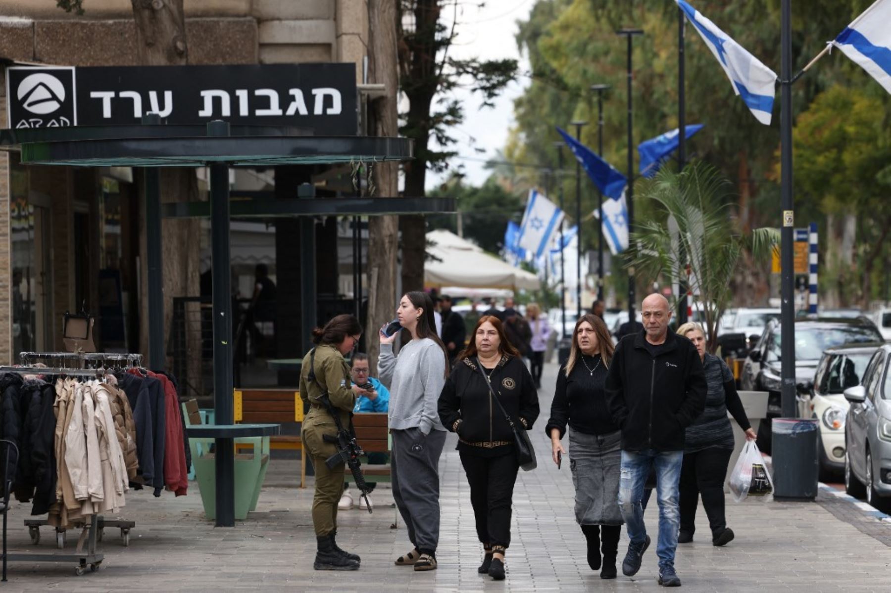 La gente camina por una calle en Nahariya, en el norte de Israel, el 27 de noviembre de 2024, después de que entrara en vigor un alto el fuego entre Israel y Hezbolá.  Foto: AFP