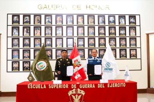 En una ceremonia celebrada en la sala de honor de la Escuela Superior de Guerra del Ejército se suscribió un convenio entre el Cenepred y el Ejército del Perú. Foto: Cenepred