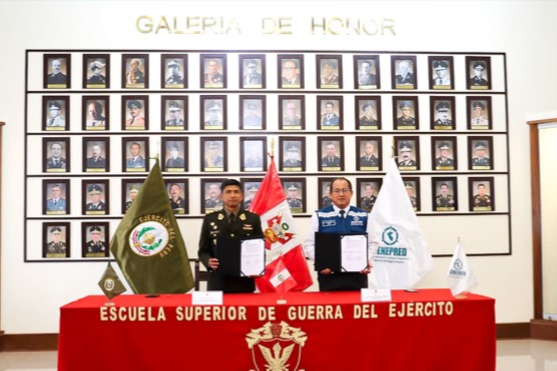 En una ceremonia celebrada en la sala de honor de la Escuela Superior de Guerra del Ejército se suscribió un convenio entre el Cenepred y el Ejército del Perú. Foto: Cenepred